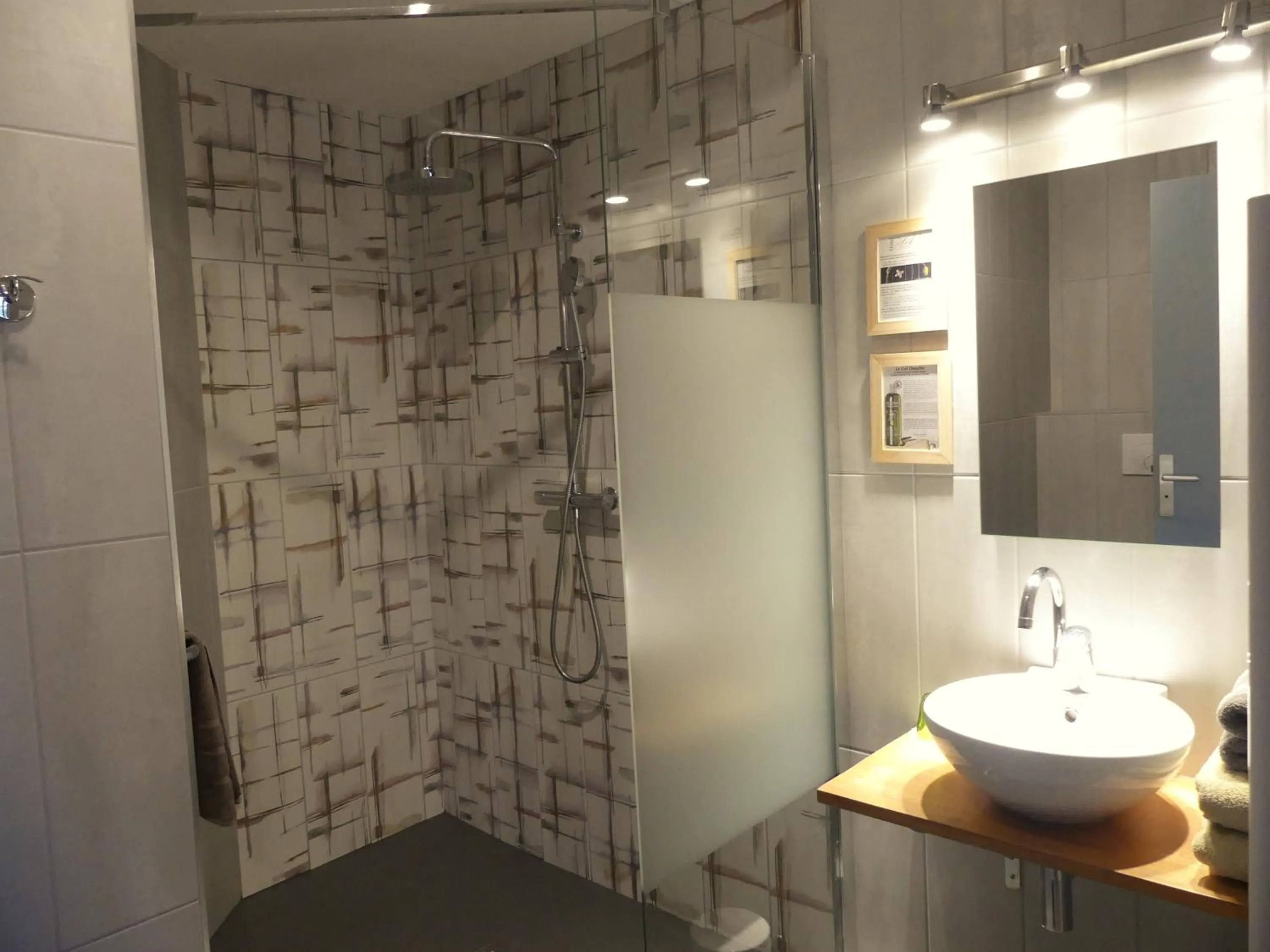 Shower in Hôtel Le Quatorze