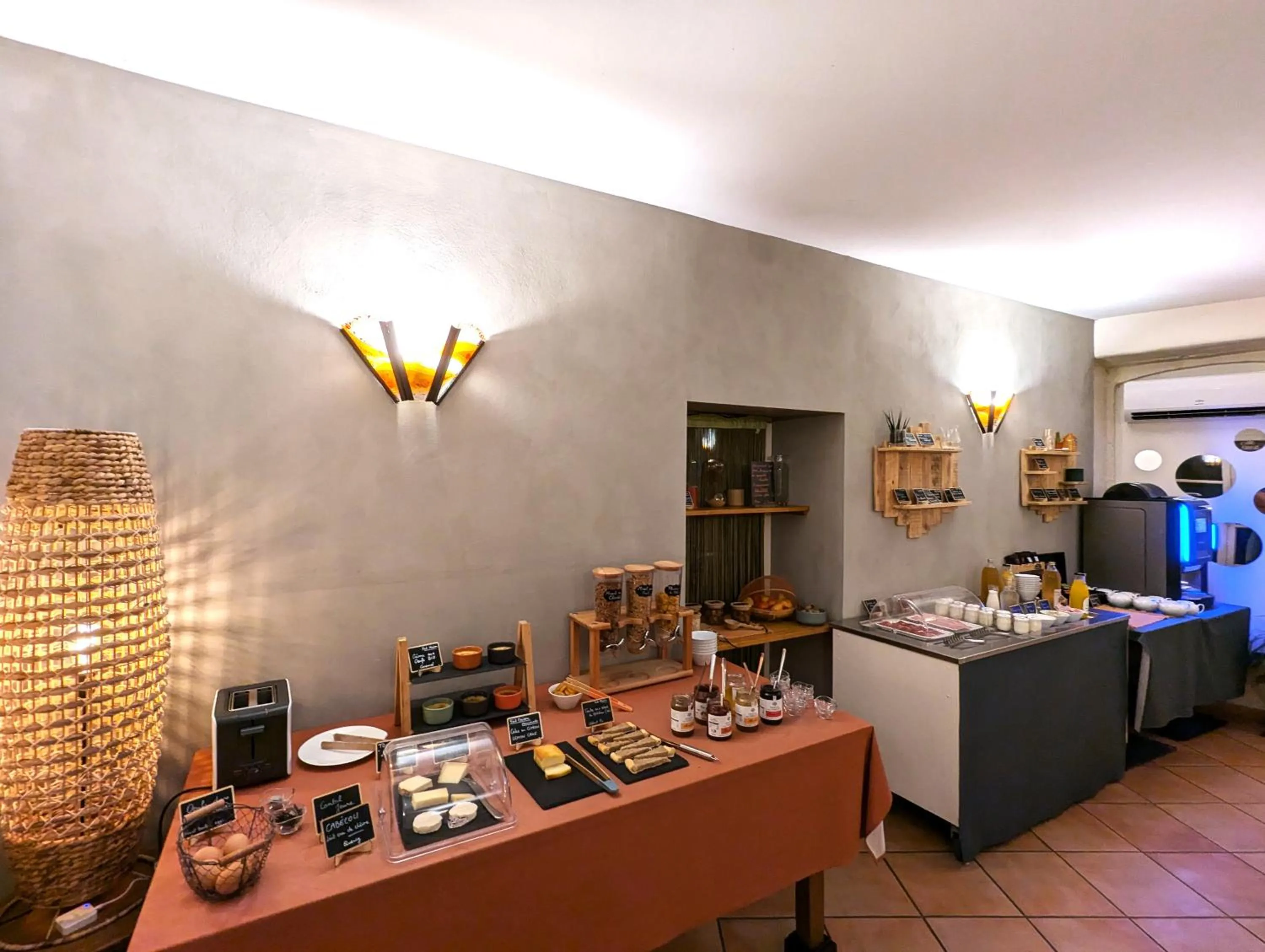 Breakfast in Hôtel Le Quatorze