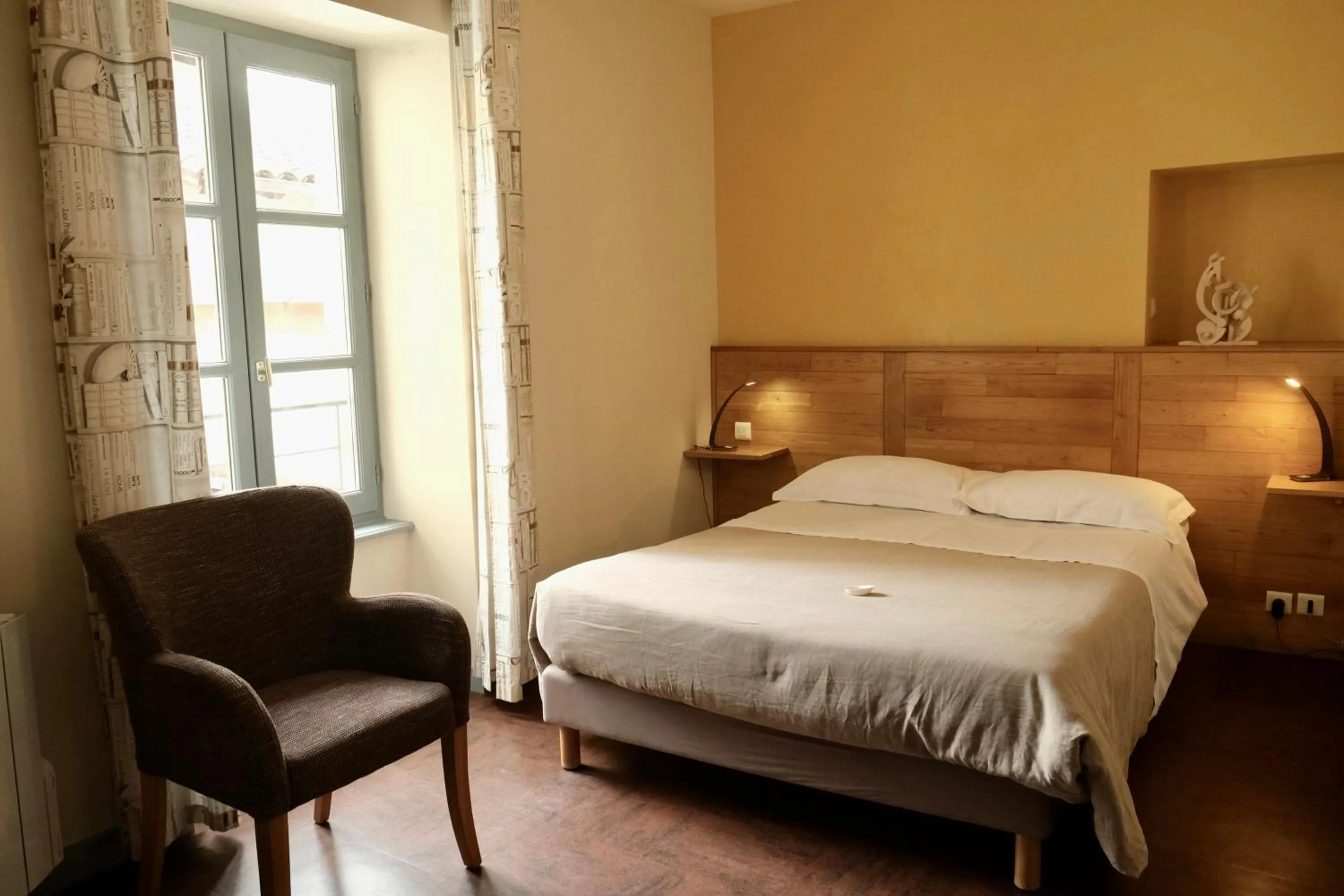 Photo of the whole room, Bed in Hôtel Le Quatorze