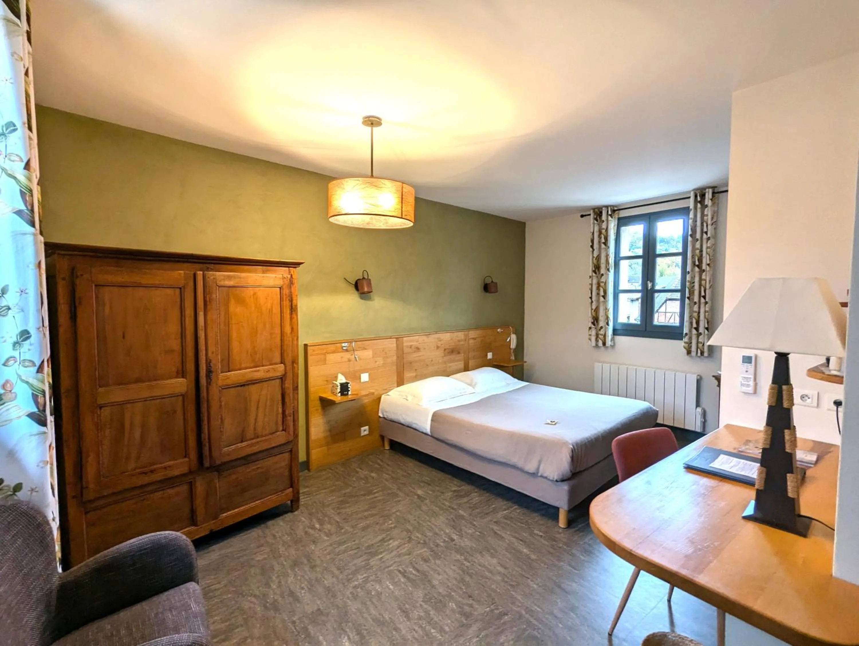 Bedroom, Bed in Hôtel Le Quatorze