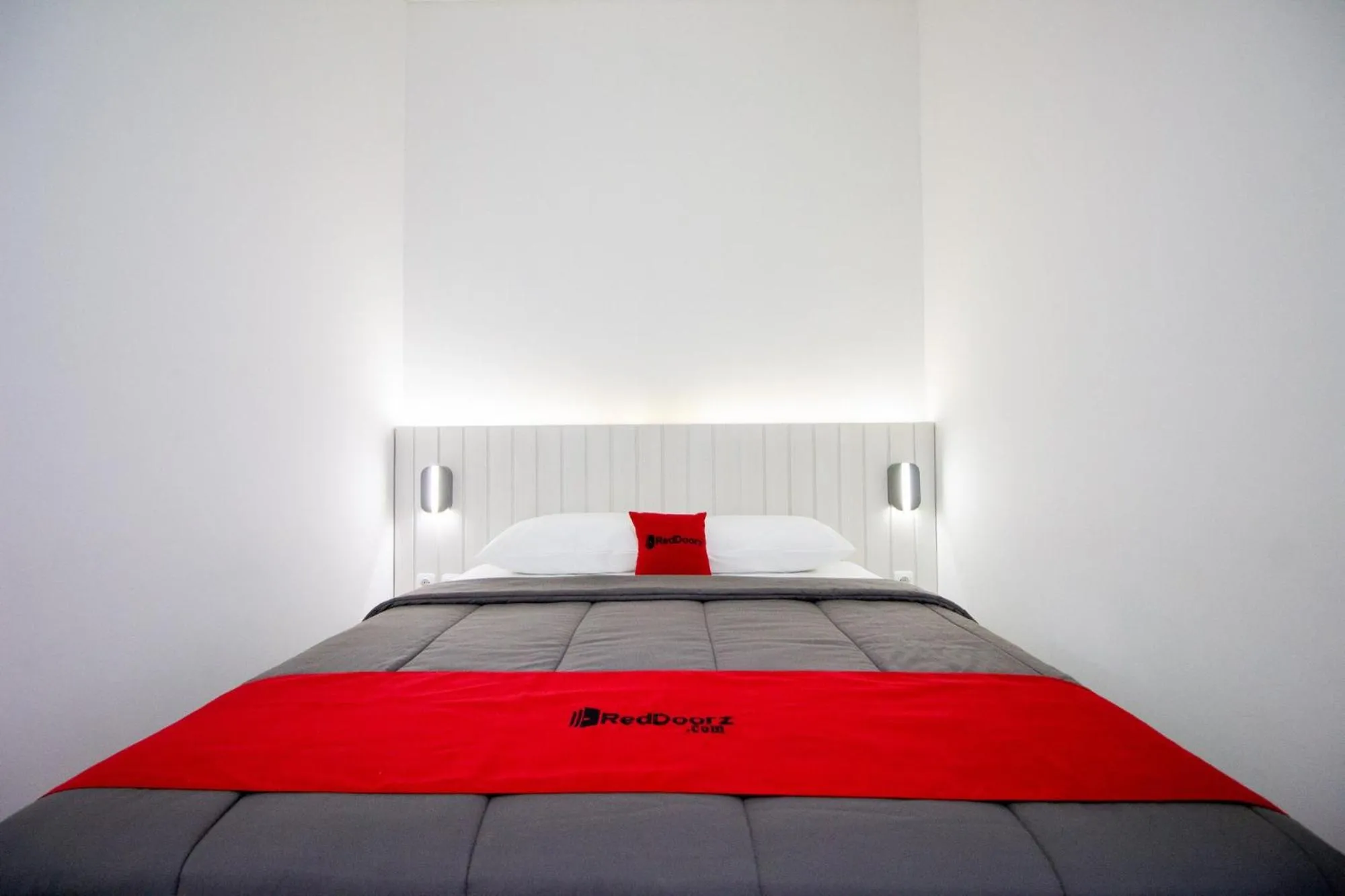 Bed in RedDoorz Plus near JCM Yogyakarta 2