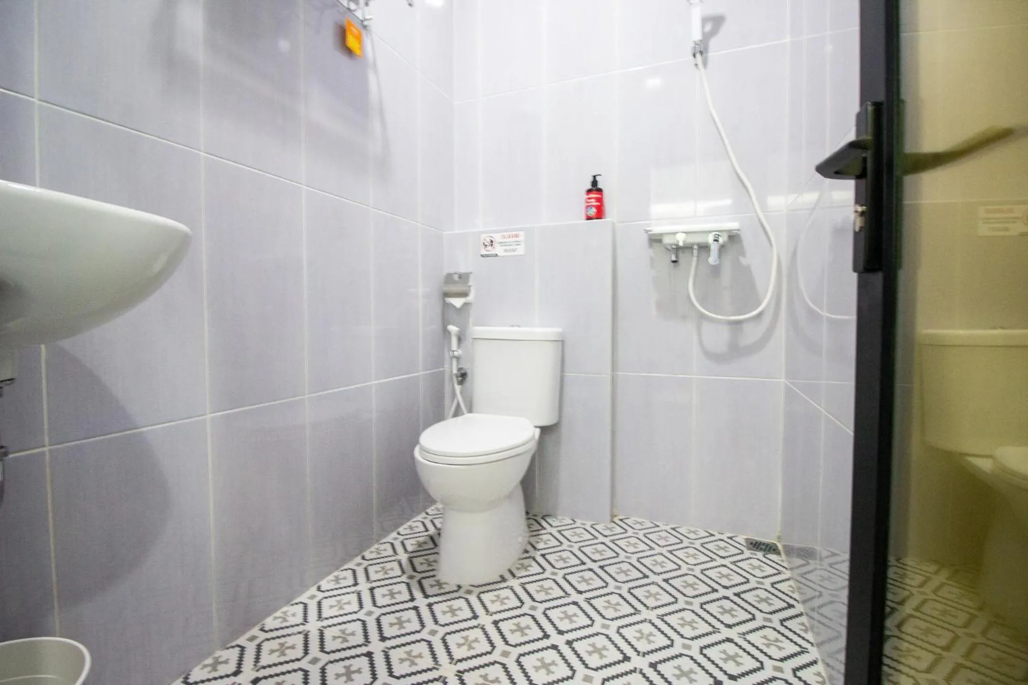 Shower in RedDoorz Plus near JCM Yogyakarta 2