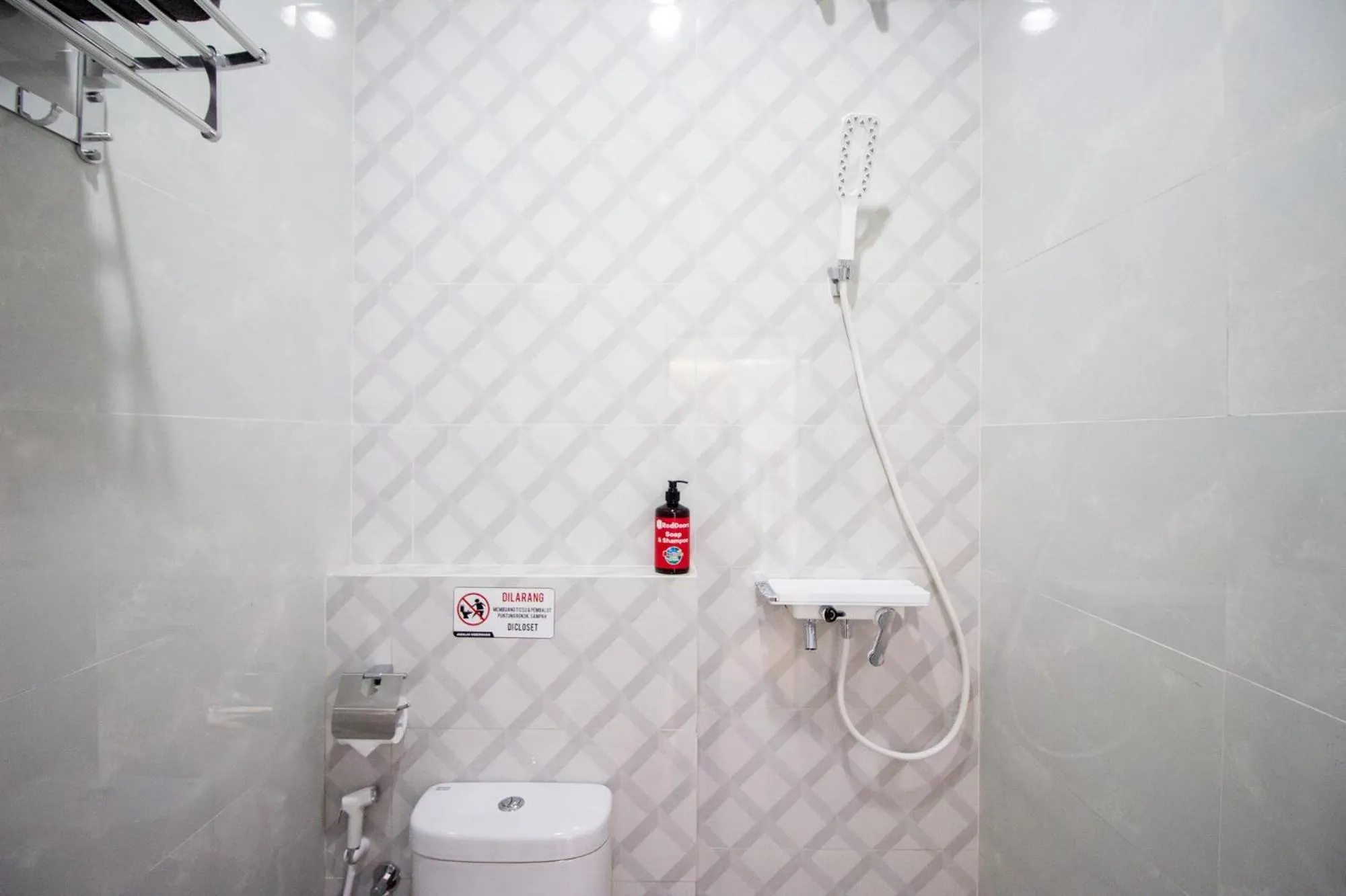 Shower in RedDoorz Plus near JCM Yogyakarta 2