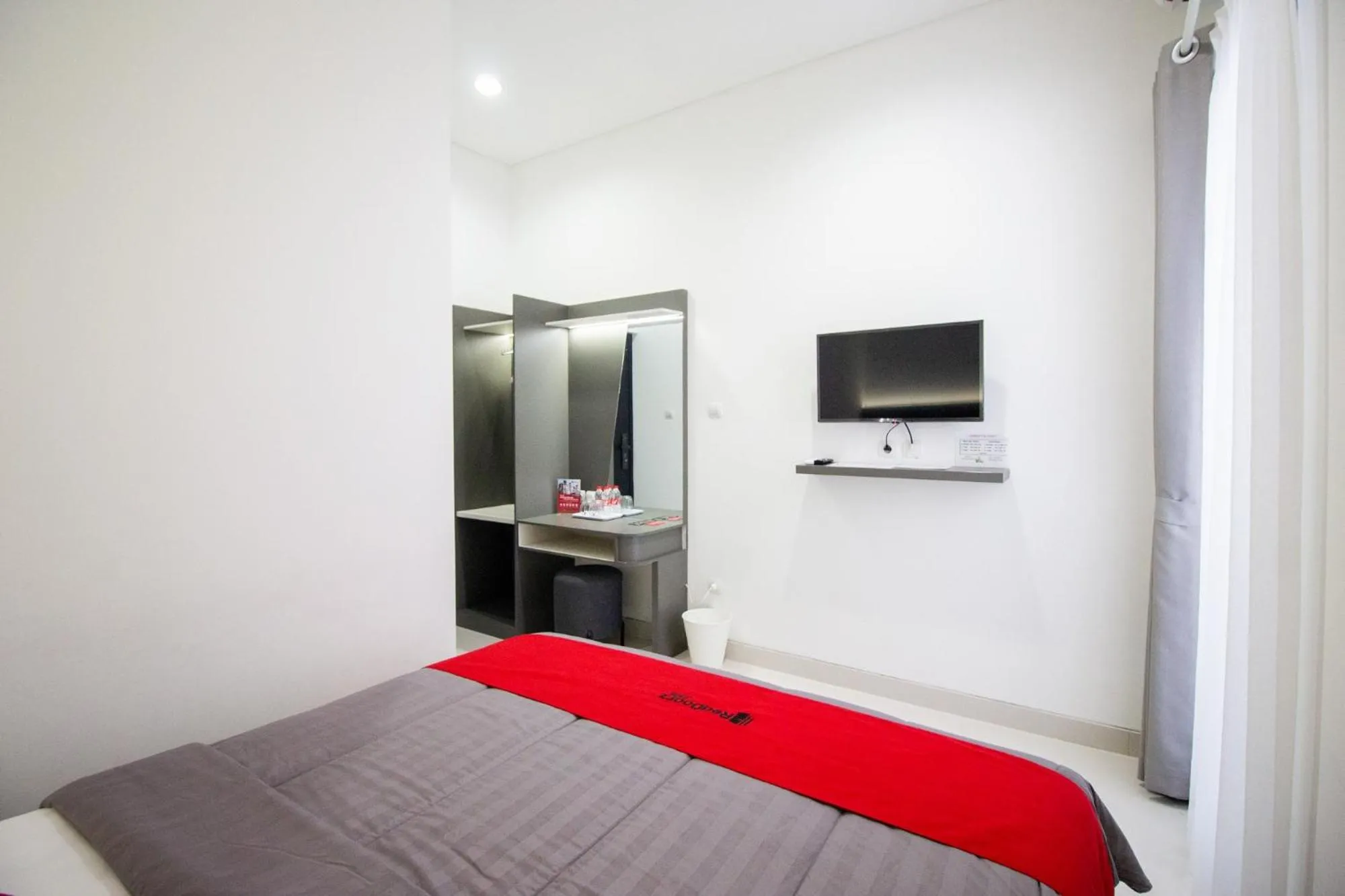 Bed in RedDoorz Plus near JCM Yogyakarta 2