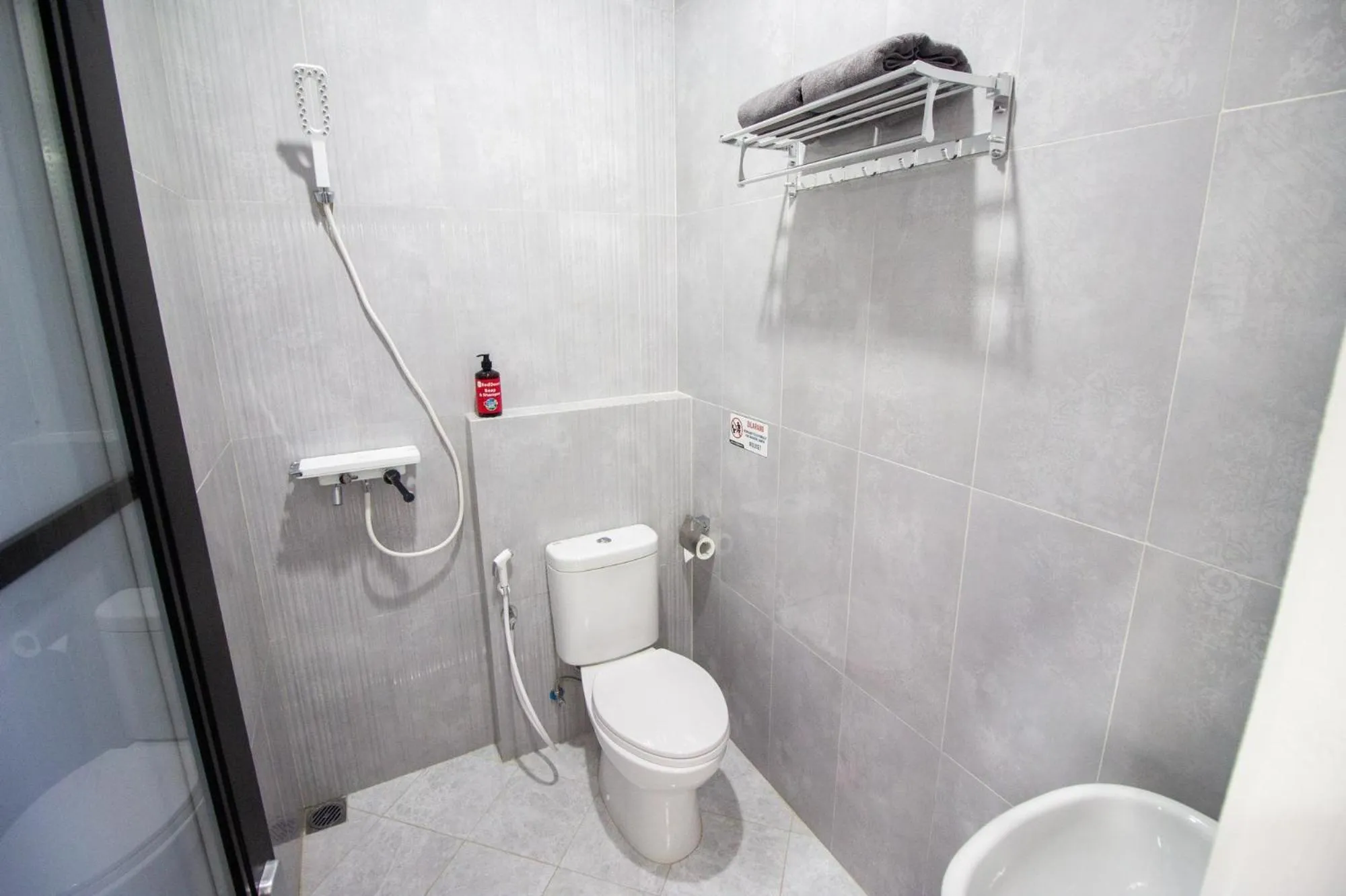 Shower in RedDoorz Plus near JCM Yogyakarta 2