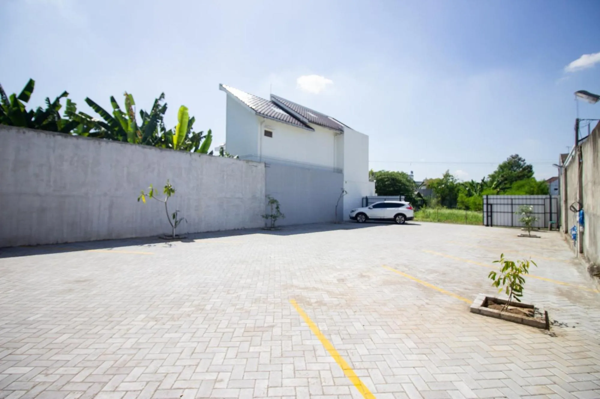 Parking in RedDoorz Plus near JCM Yogyakarta 2