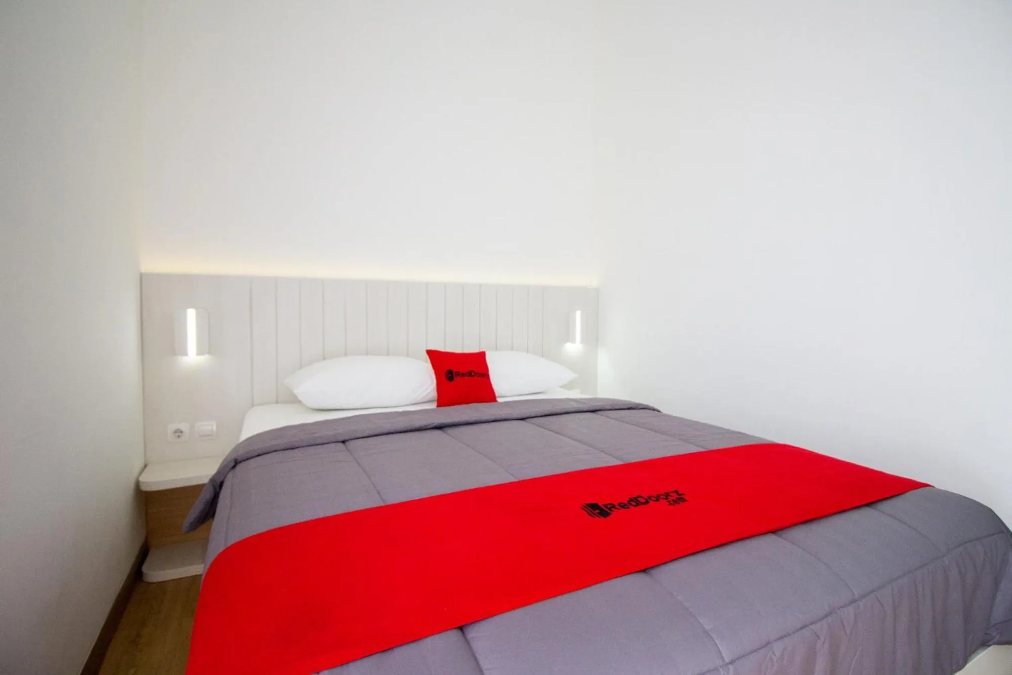 Bed in RedDoorz Plus near JCM Yogyakarta 2