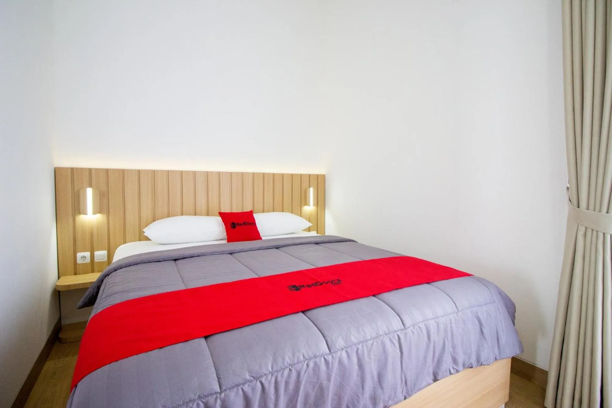 Bed in RedDoorz Plus near JCM Yogyakarta 2