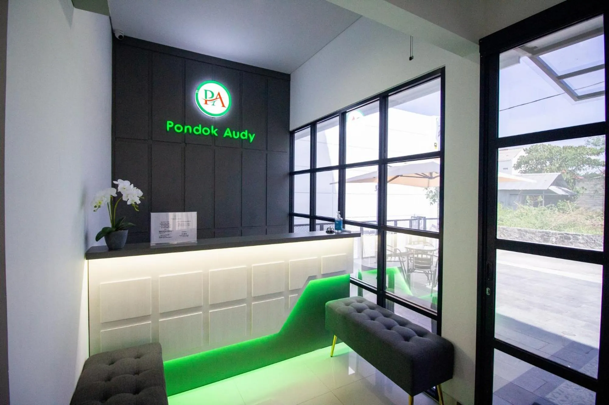 Lobby or reception in RedDoorz Plus near JCM Yogyakarta 2