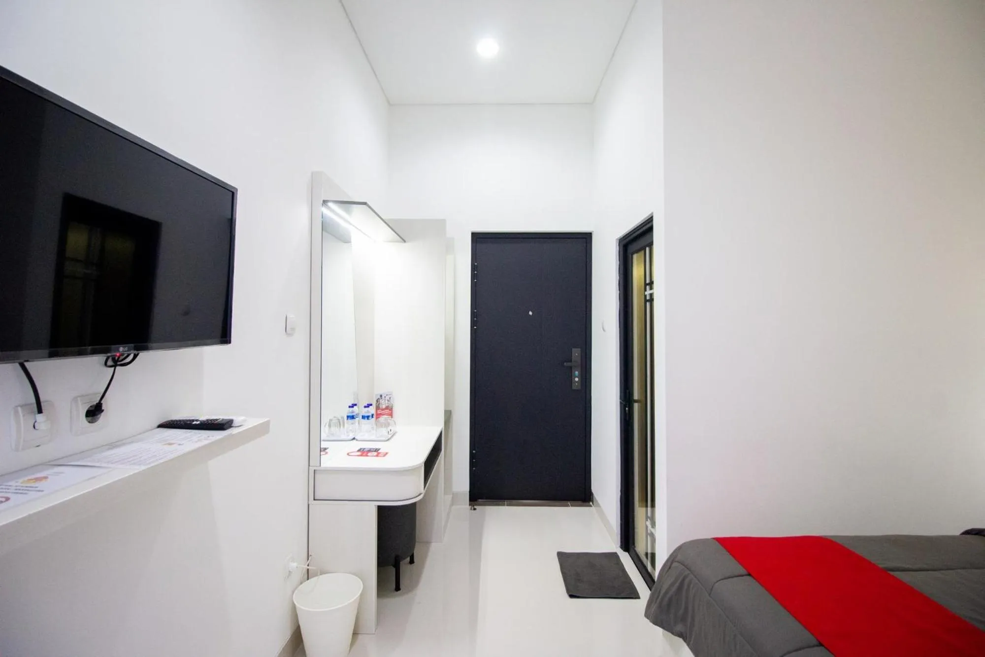 Bed in RedDoorz Plus near JCM Yogyakarta 2