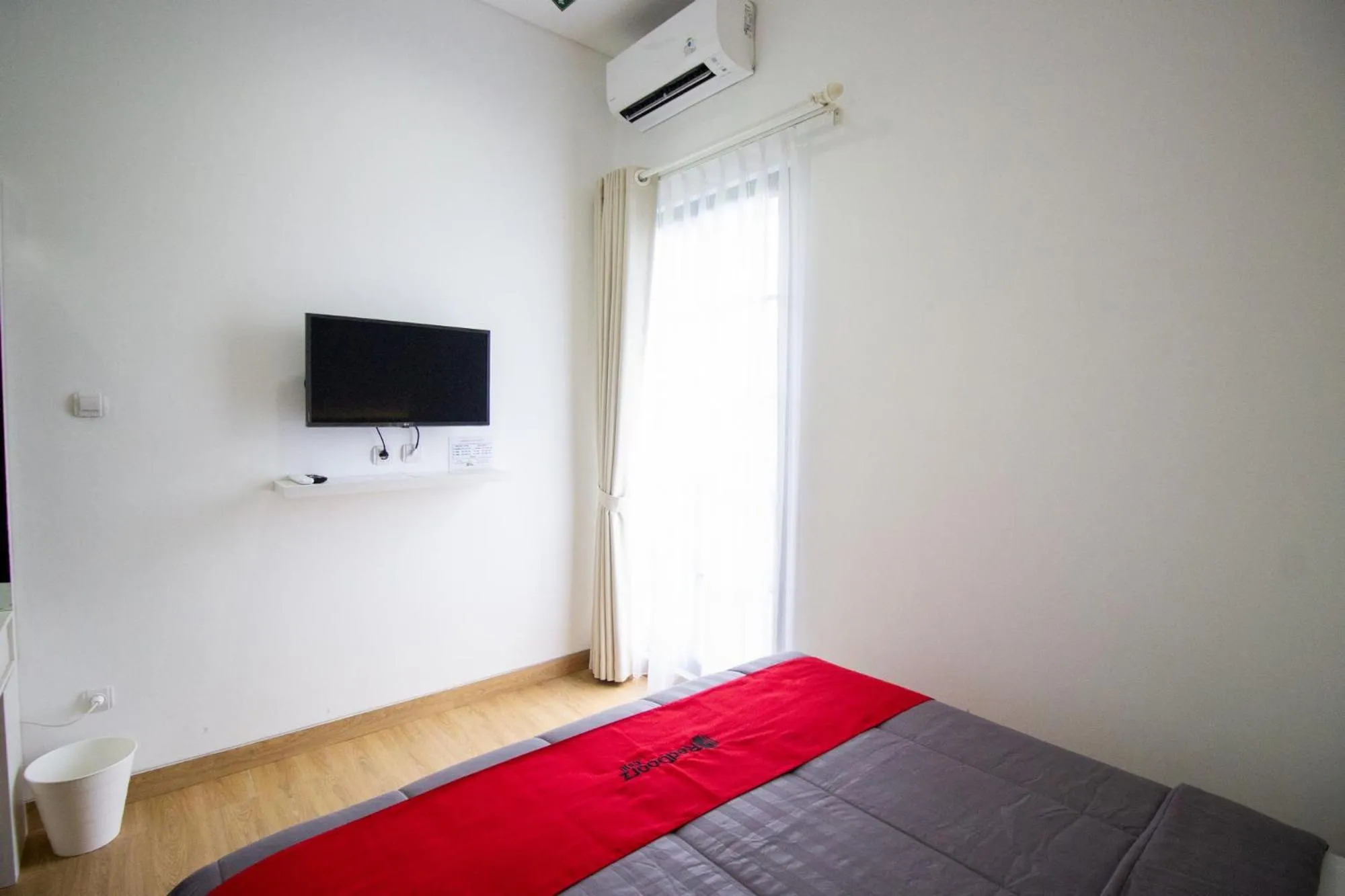 Bed in RedDoorz Plus near JCM Yogyakarta 2