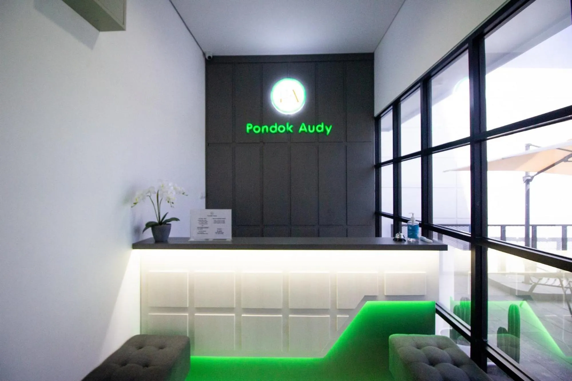 Lobby or reception in RedDoorz Plus near JCM Yogyakarta 2