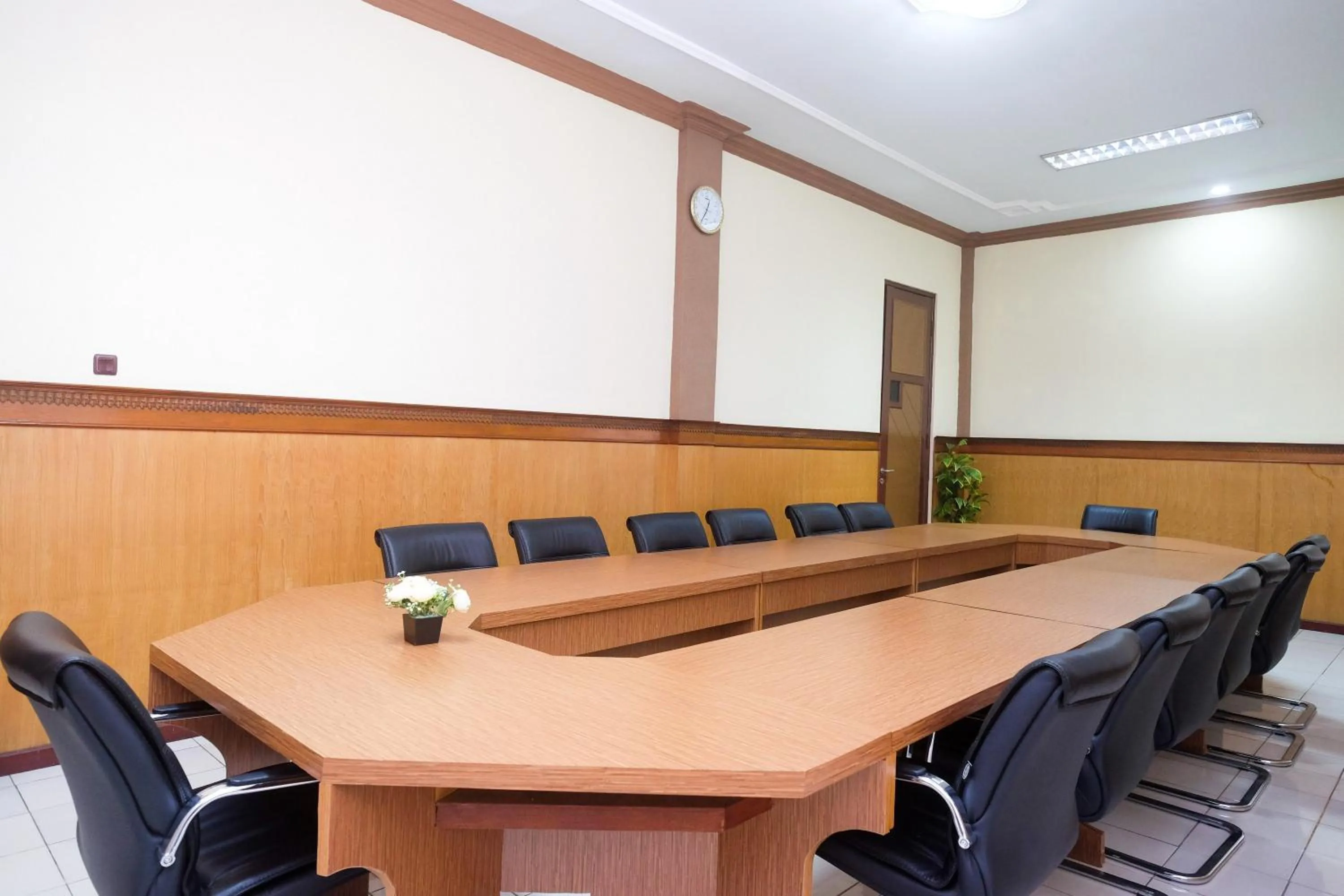 Meeting/conference room in Urbanview Hotel Dedy Jaya Brebes