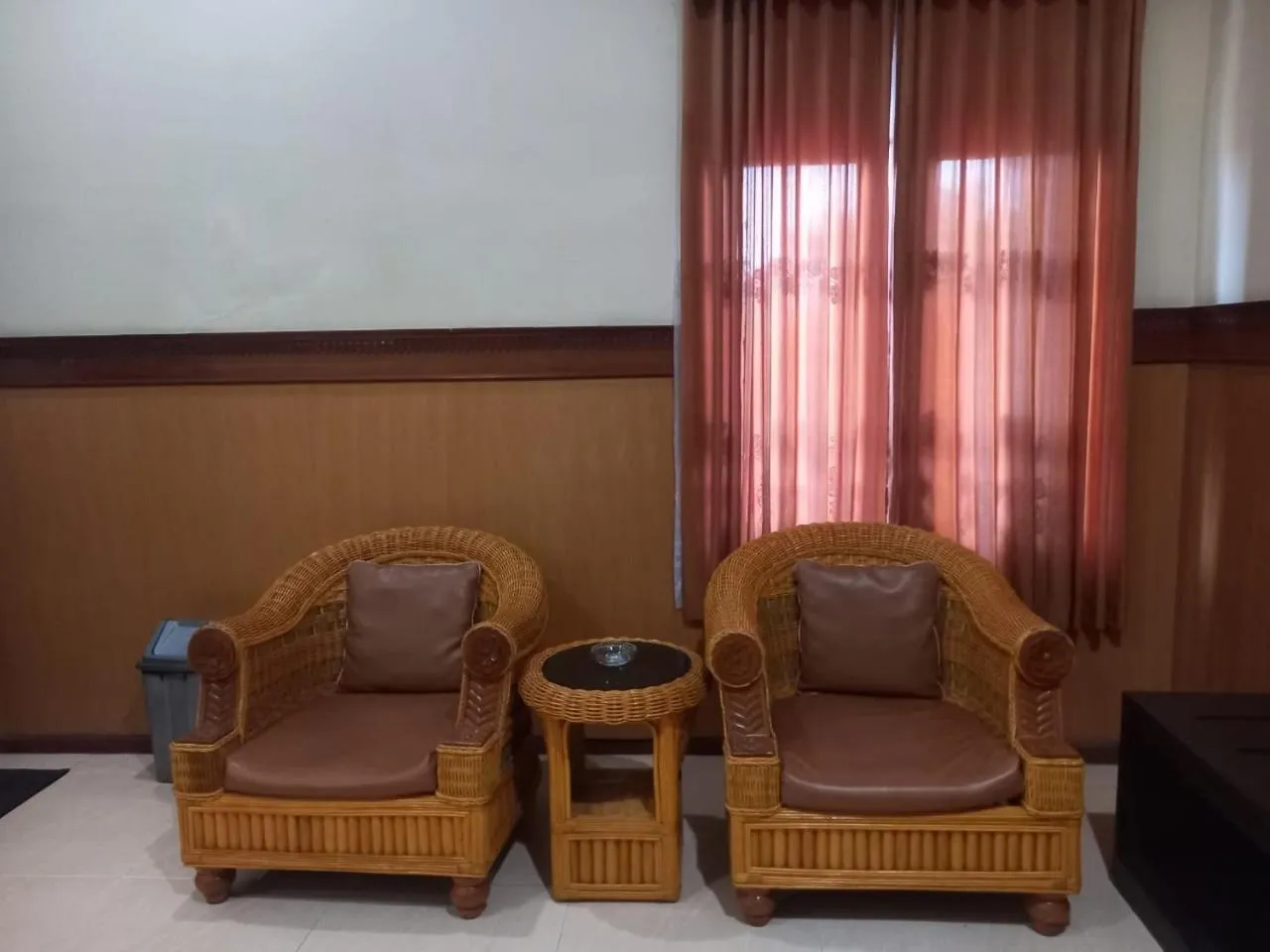 Seating area in Urbanview Hotel Dedy Jaya Brebes