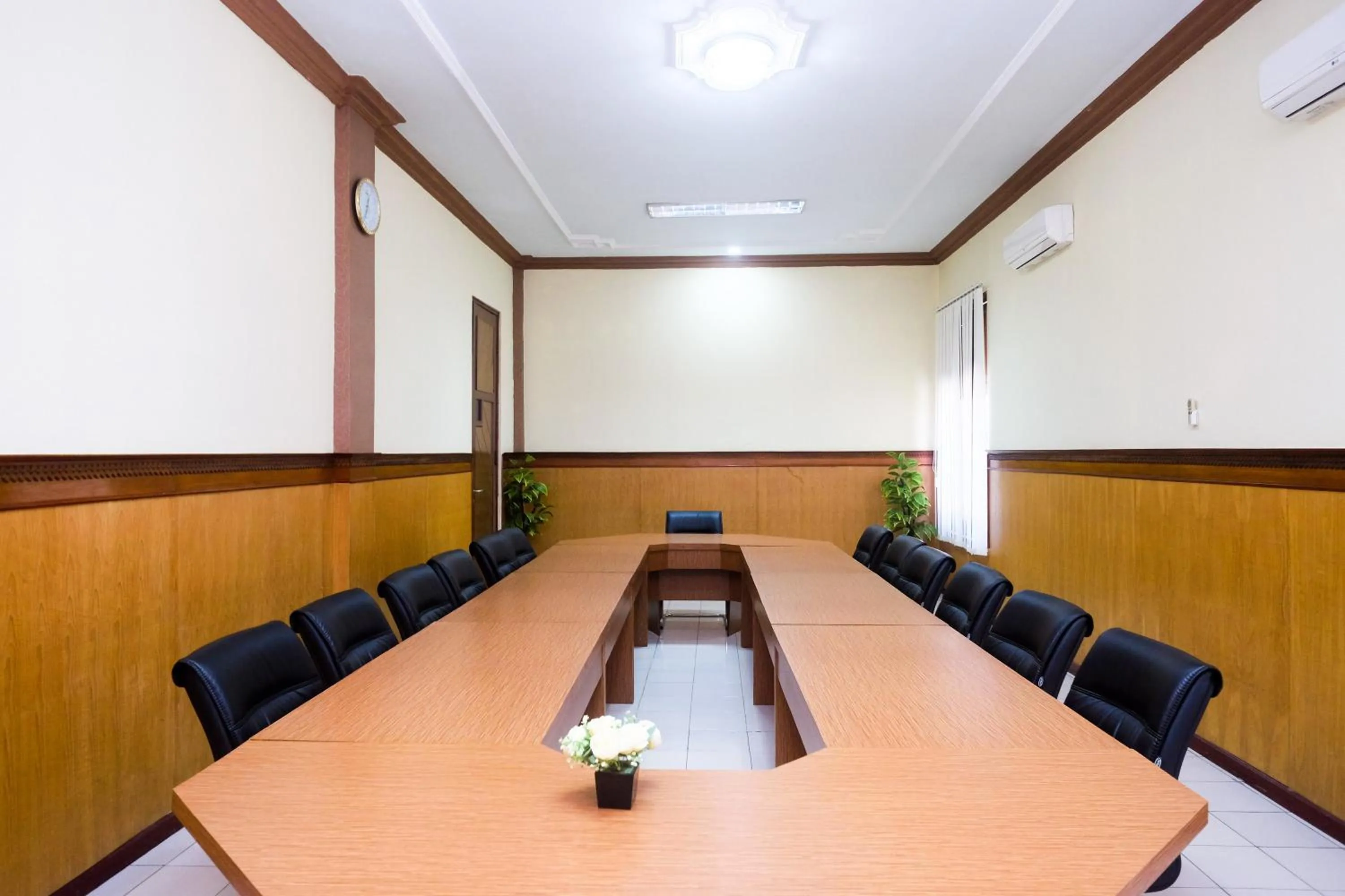 Meeting/conference room in Urbanview Hotel Dedy Jaya Brebes