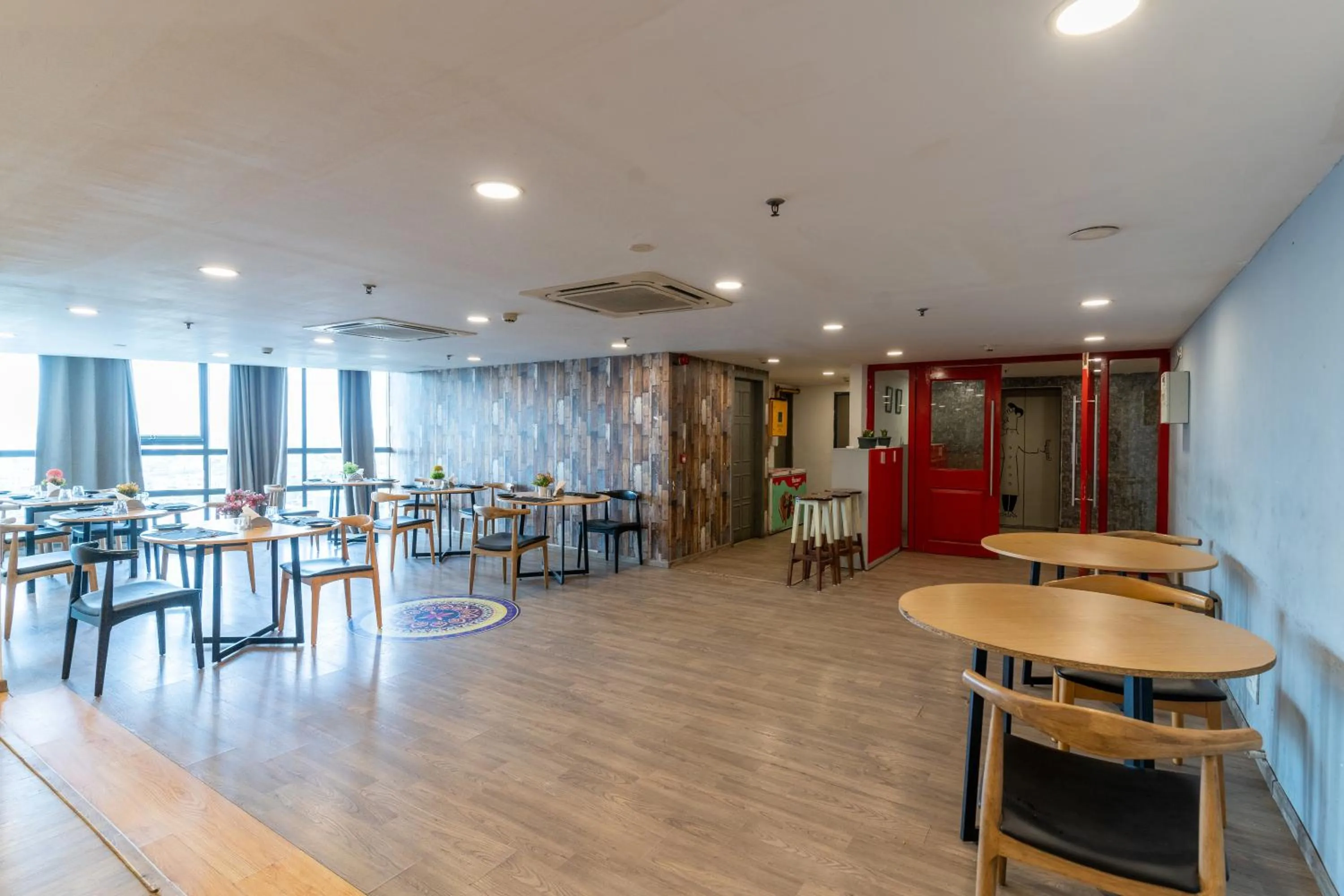 Restaurant/places to eat in Hotel Sunflare