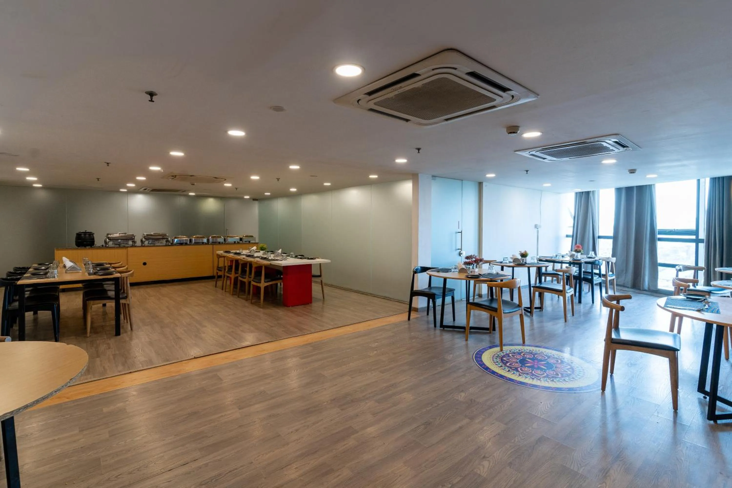 Restaurant/places to eat in Hotel Sunflare