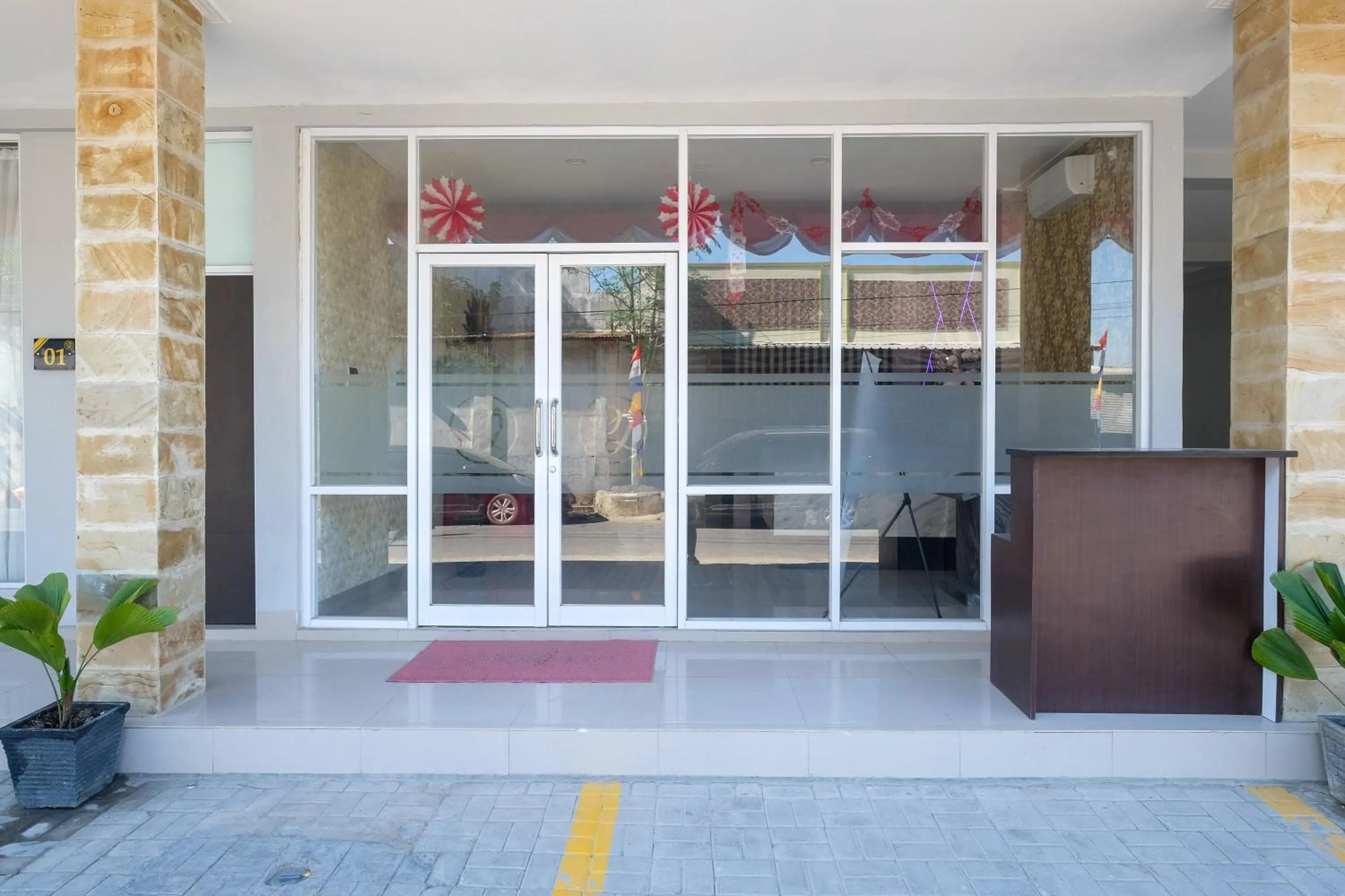 Facade/entrance in Urbanview Hotel DJ Inn Tegal