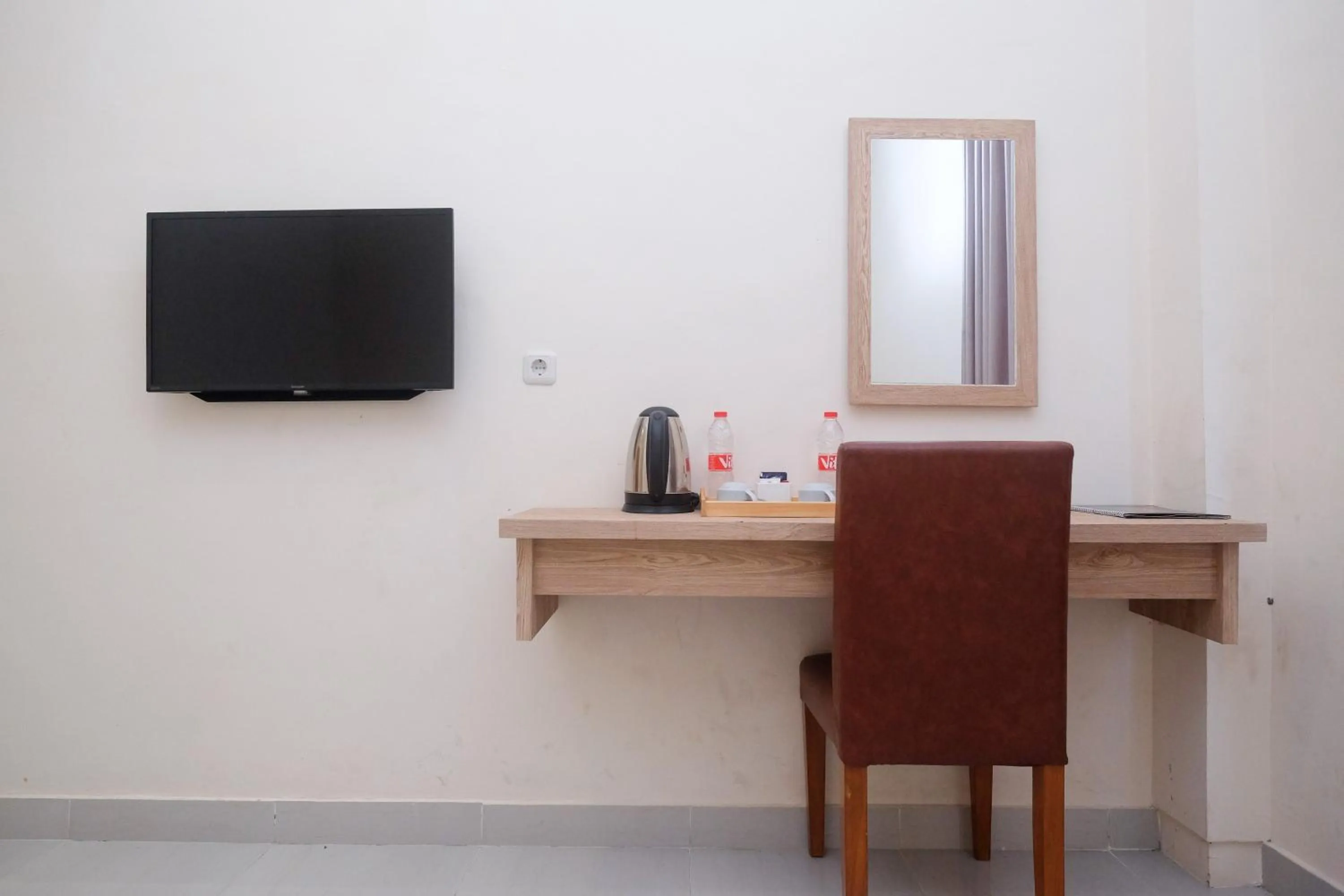 TV and multimedia in Urbanview Hotel DJ Inn Tegal