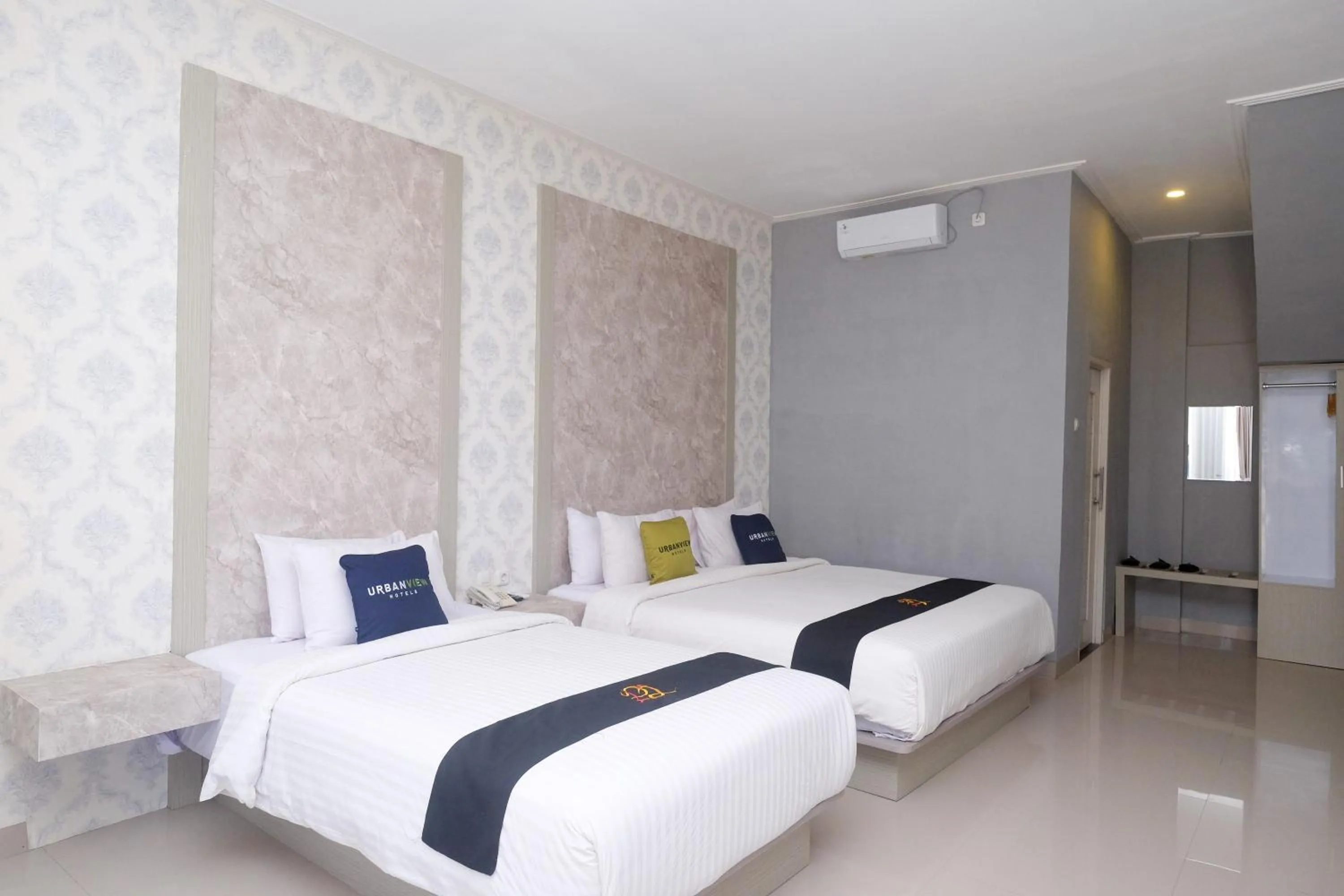 Bed in Urbanview Hotel DJ Inn Tegal