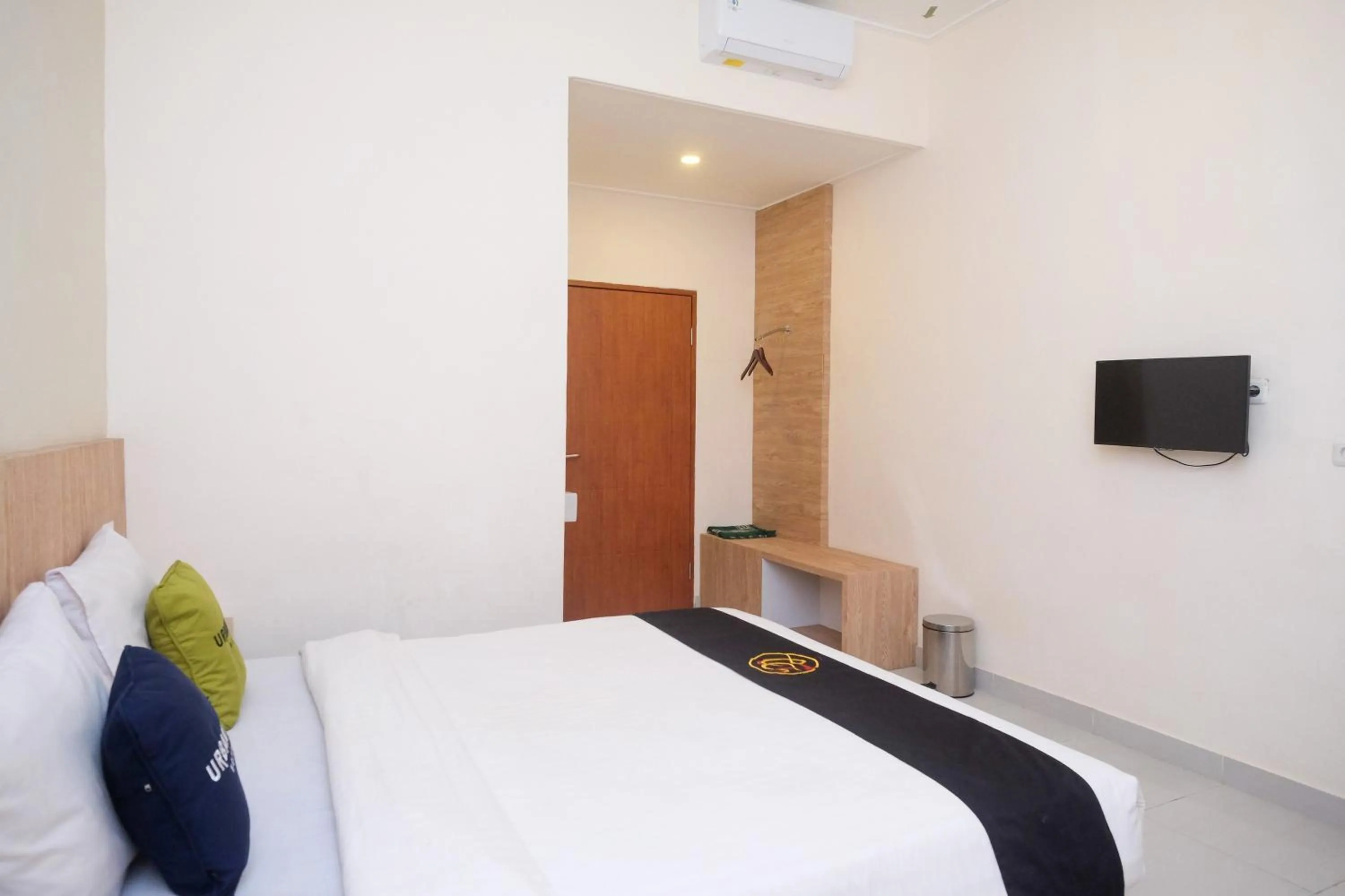 Bed in Urbanview Hotel DJ Inn Tegal