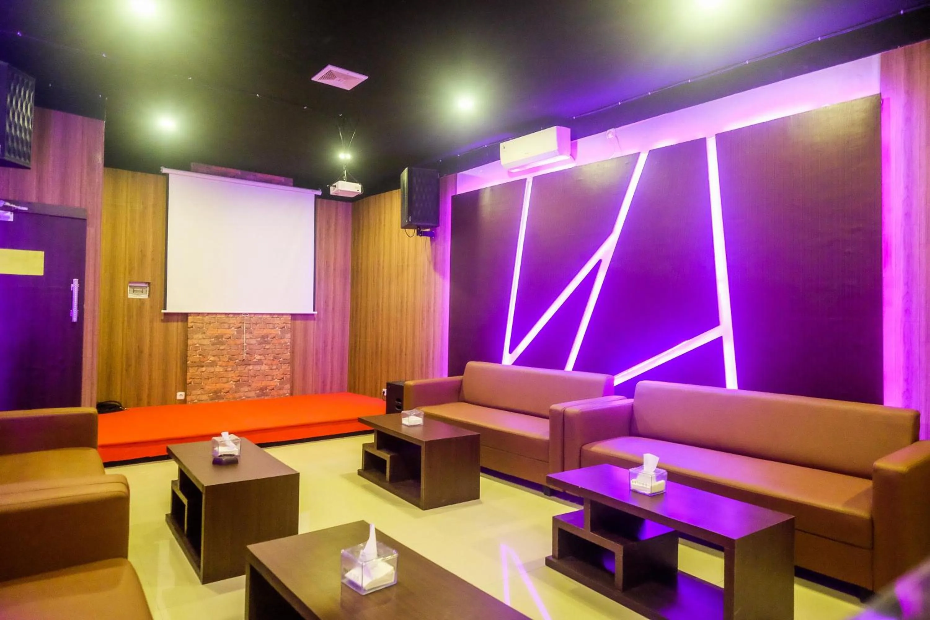 Seating area in Urbanview Hotel DJ Inn Tegal