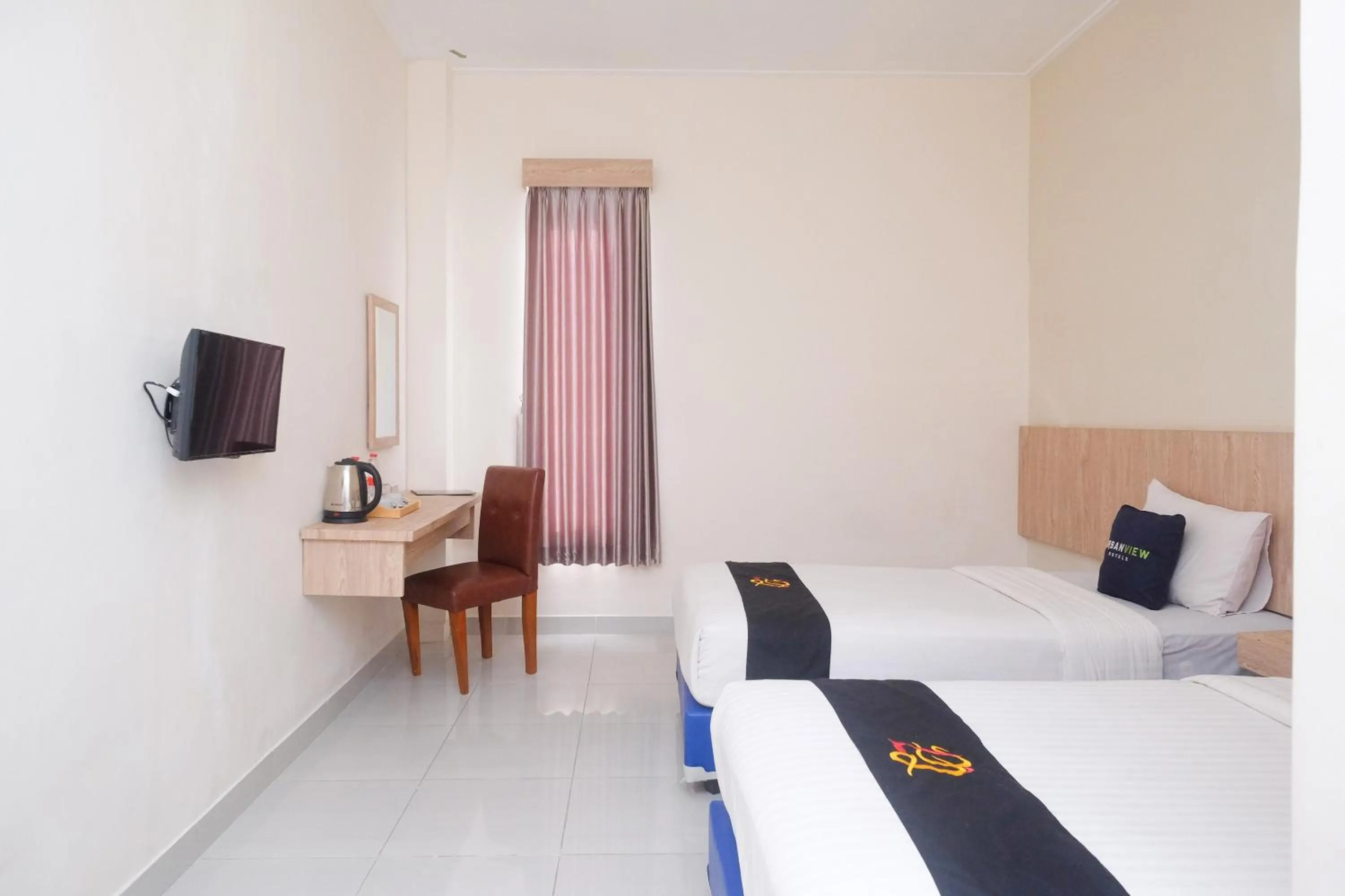 Bed in Urbanview Hotel DJ Inn Tegal