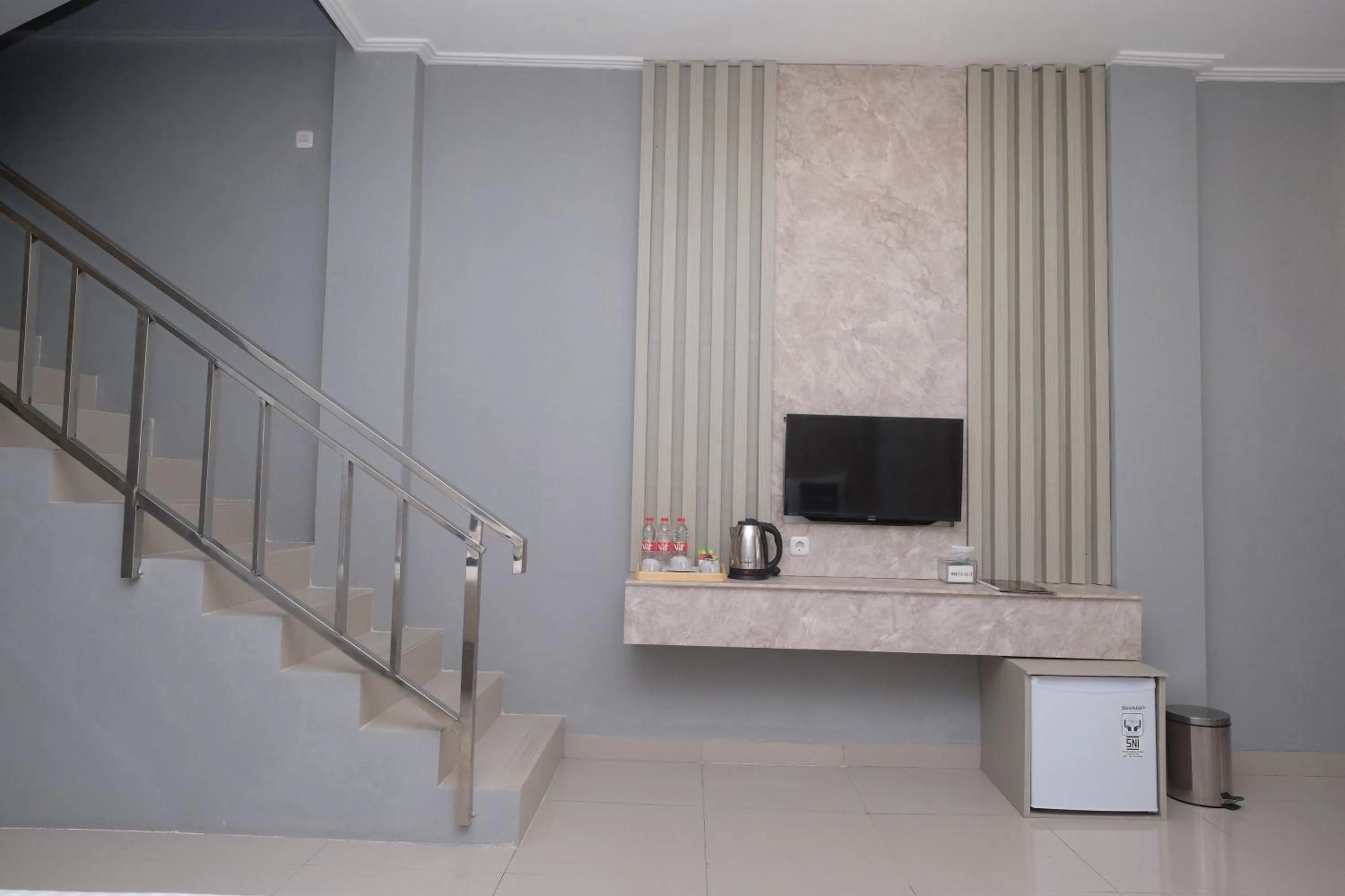 TV and multimedia in Urbanview Hotel DJ Inn Tegal