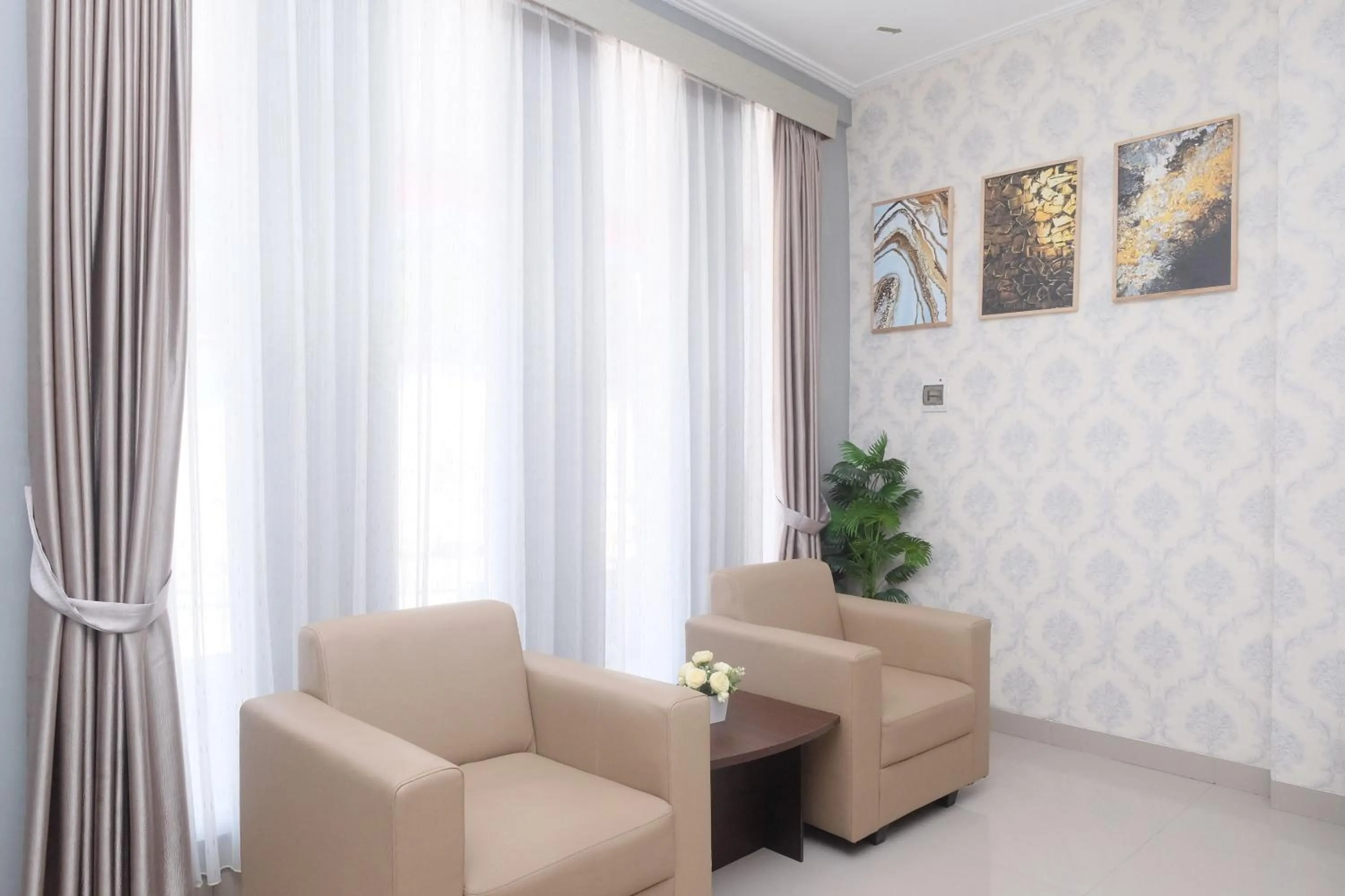 Seating area in Urbanview Hotel DJ Inn Tegal