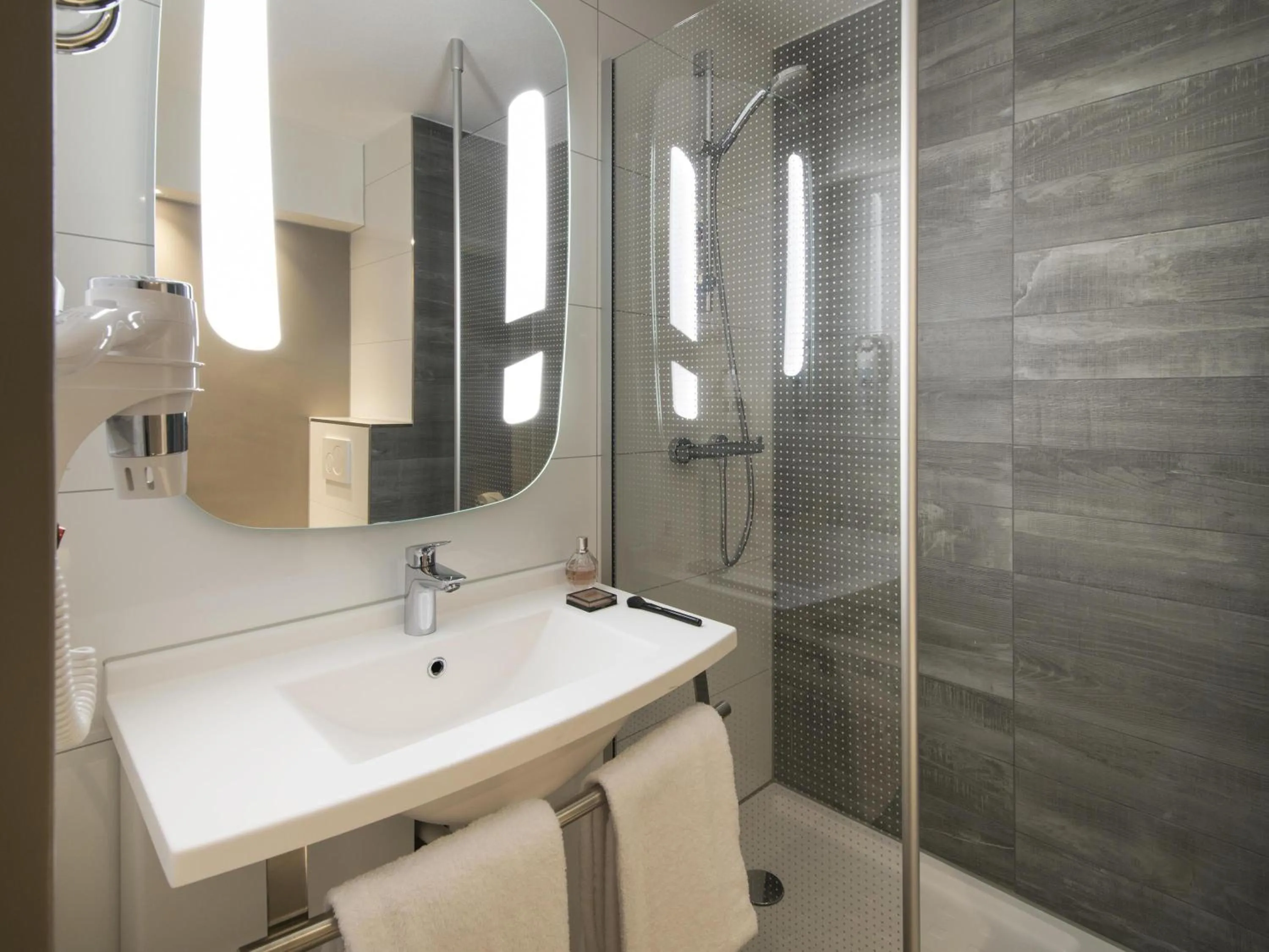 Bedroom in ibis Tilburg