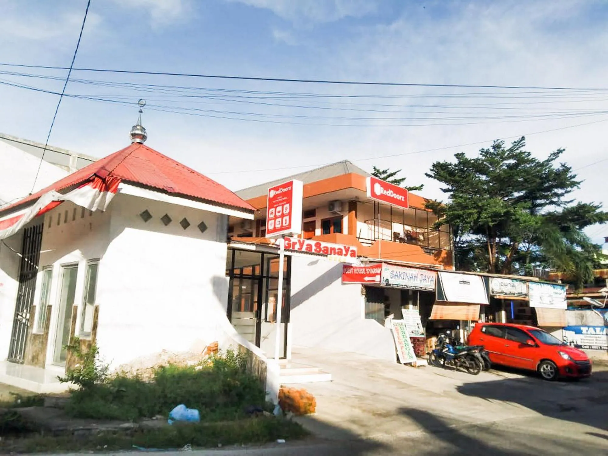 Property building in RedDoorz Syariah near Pasar Raya Padang