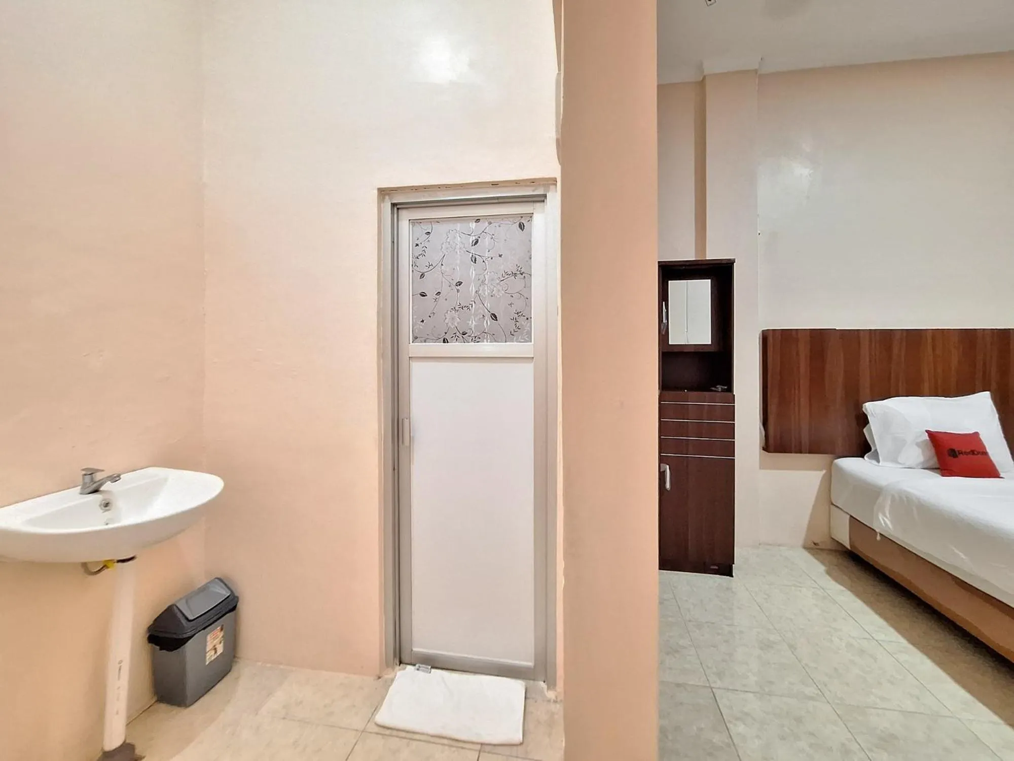 Bathroom, Bed in RedDoorz Syariah near Pasar Raya Padang