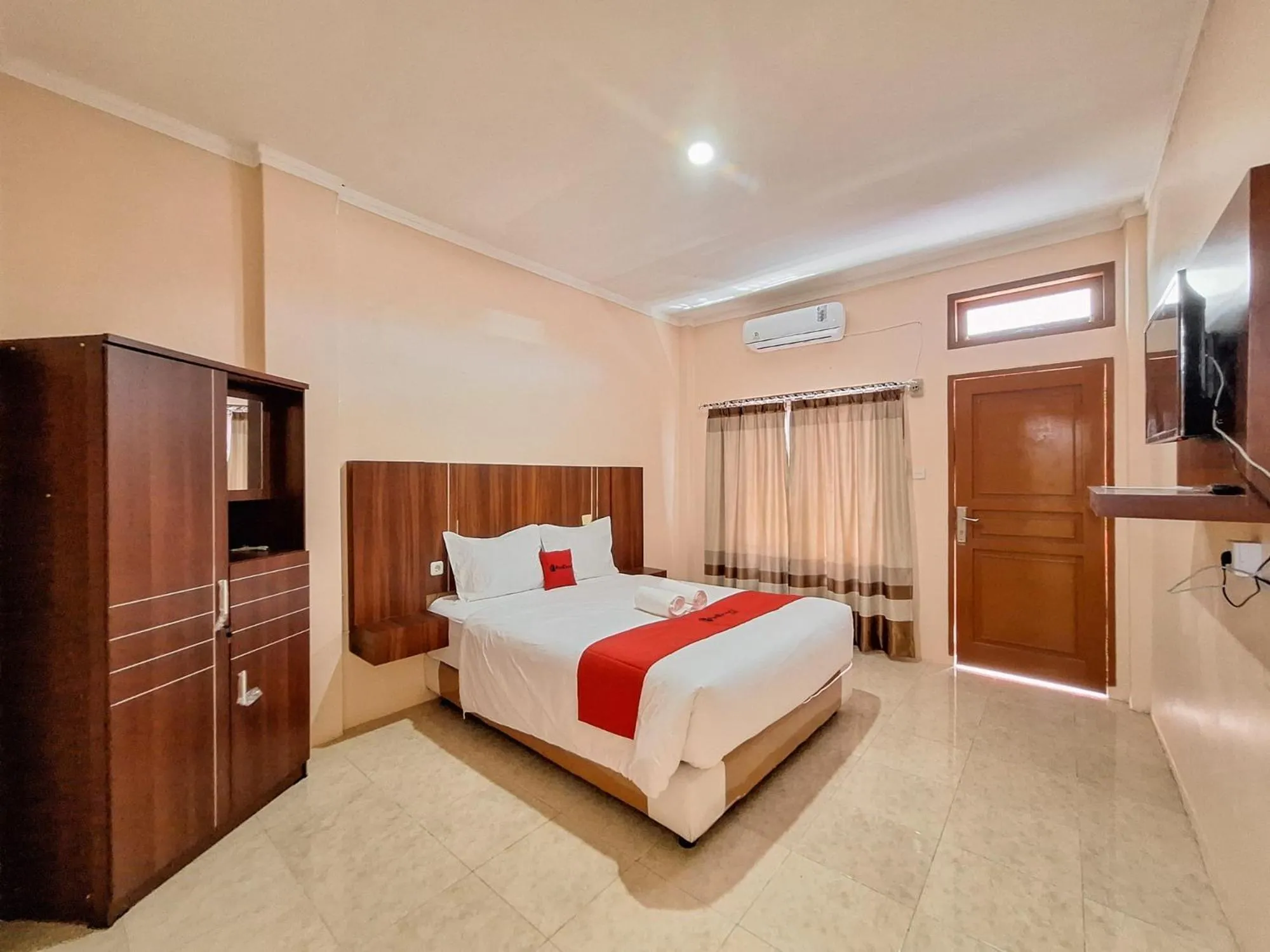 Bed in RedDoorz Syariah near Pasar Raya Padang