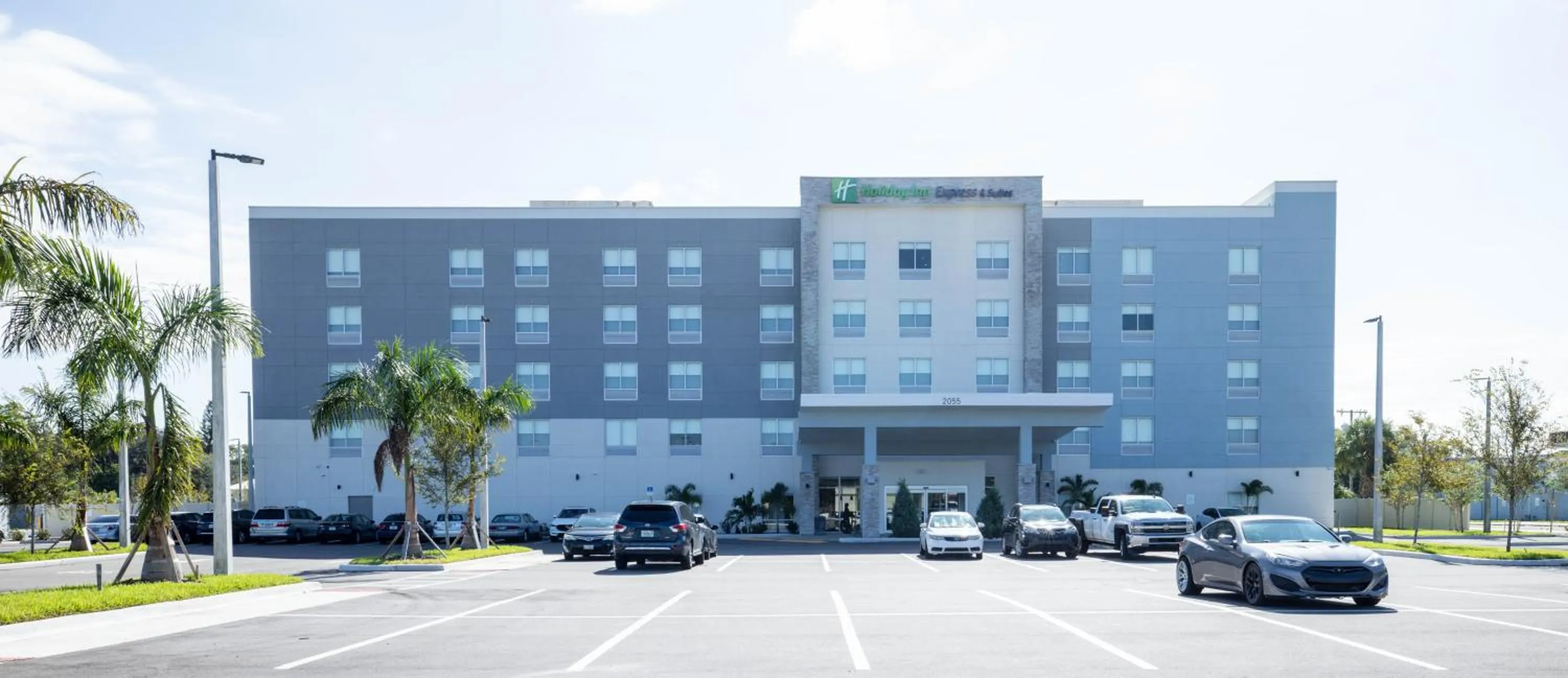 Holiday Inn Express & Suites Tampa Stadium - Airport Area by IHG