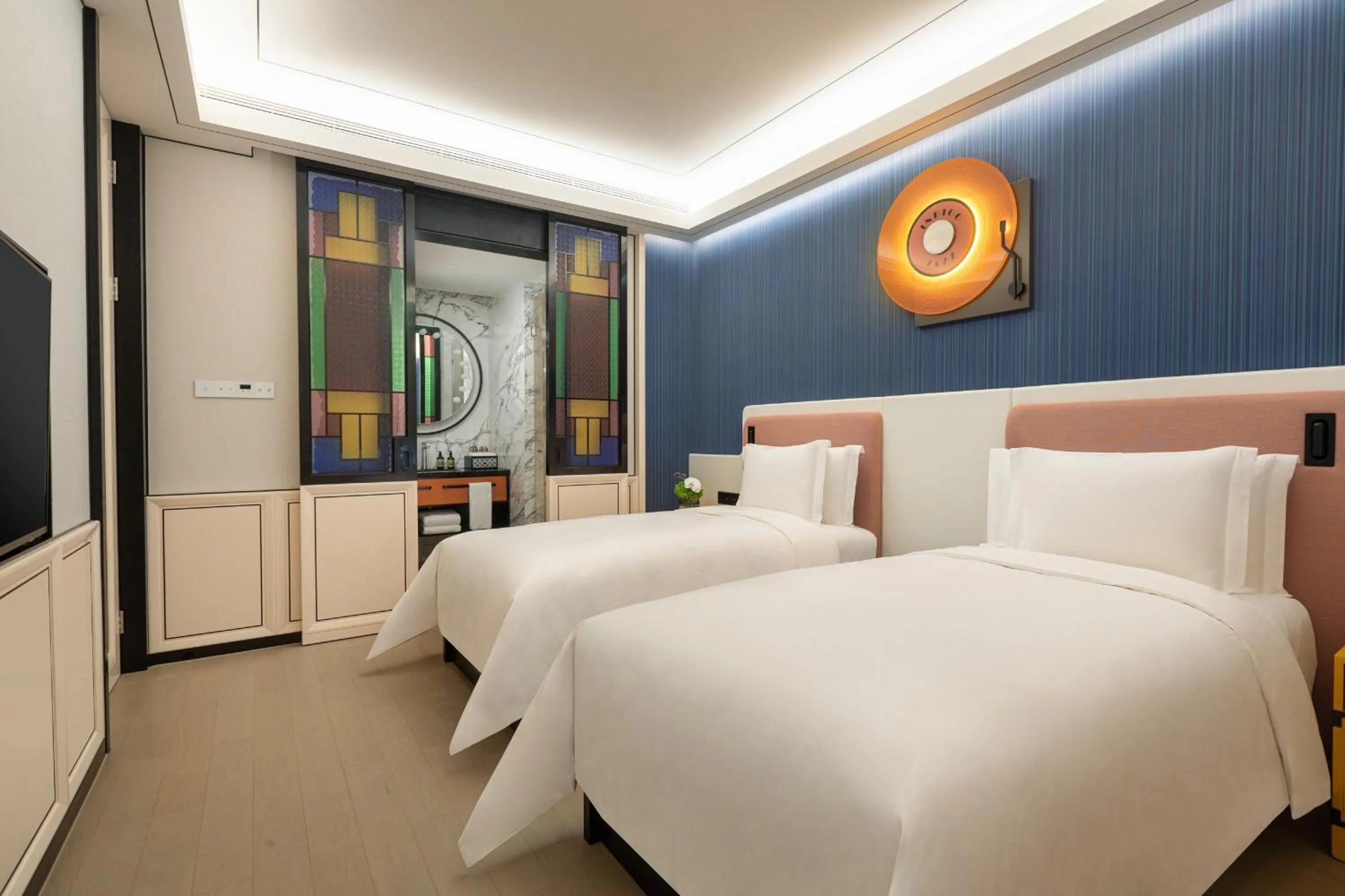 Photo of the whole room, Bed in Hotel Indigo Guangzhou Haixinsha by IHG