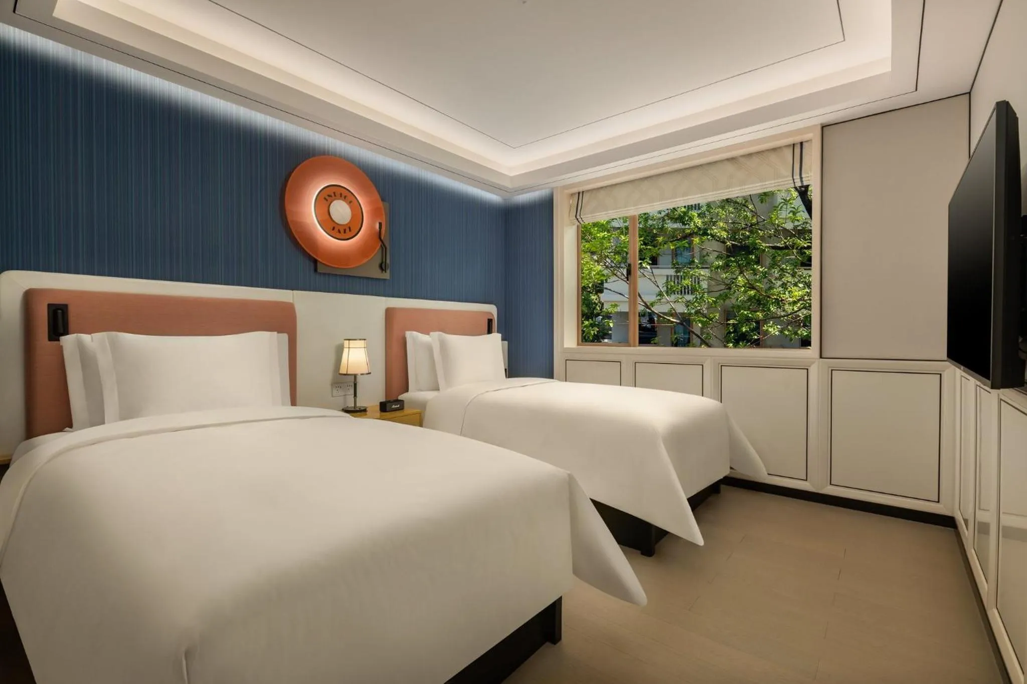 Photo of the whole room, Bed in Hotel Indigo Guangzhou Haixinsha by IHG