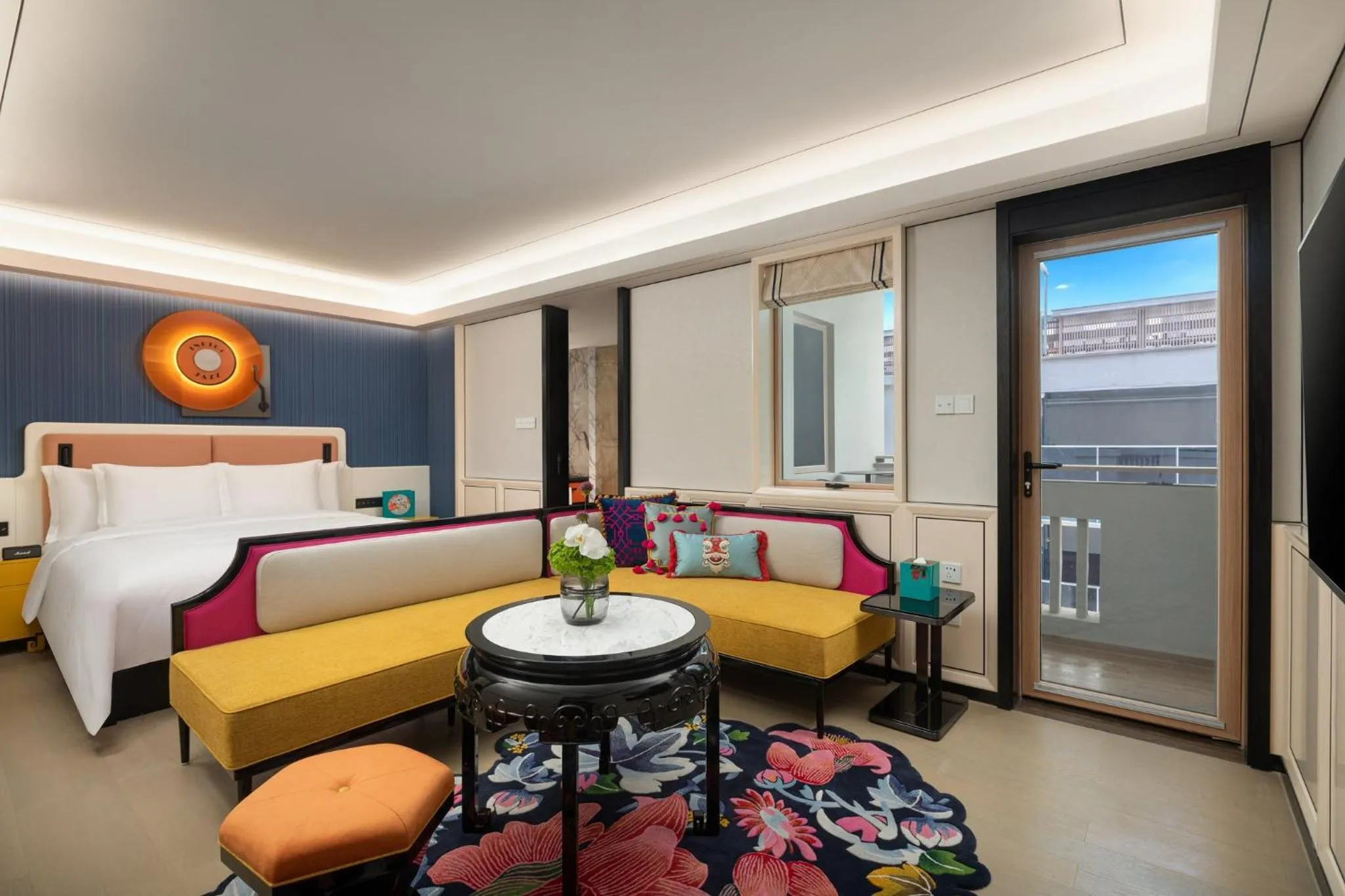 Photo of the whole room, Bed in Hotel Indigo Guangzhou Haixinsha by IHG