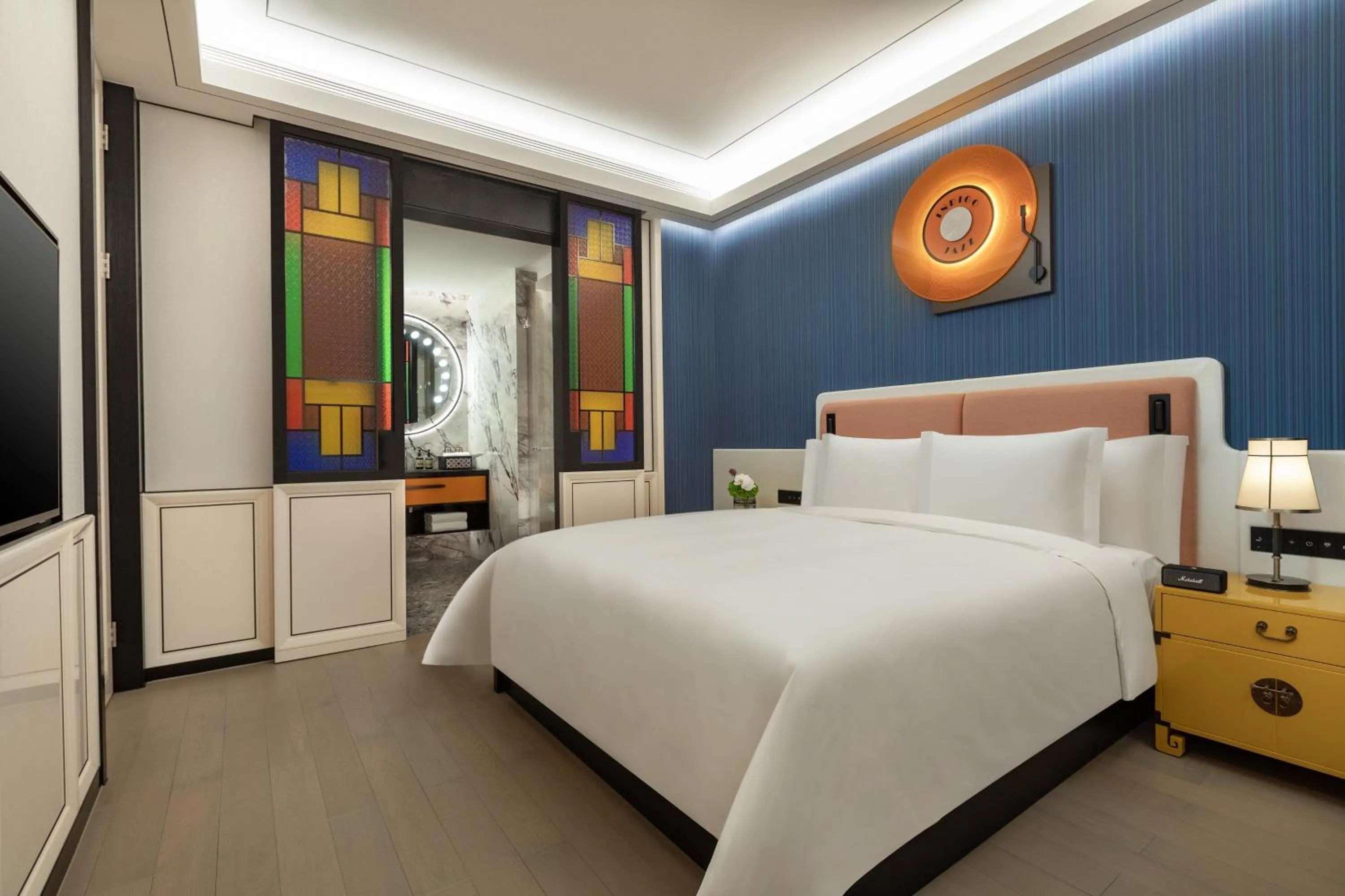 Photo of the whole room, Bed in Hotel Indigo Guangzhou Haixinsha by IHG