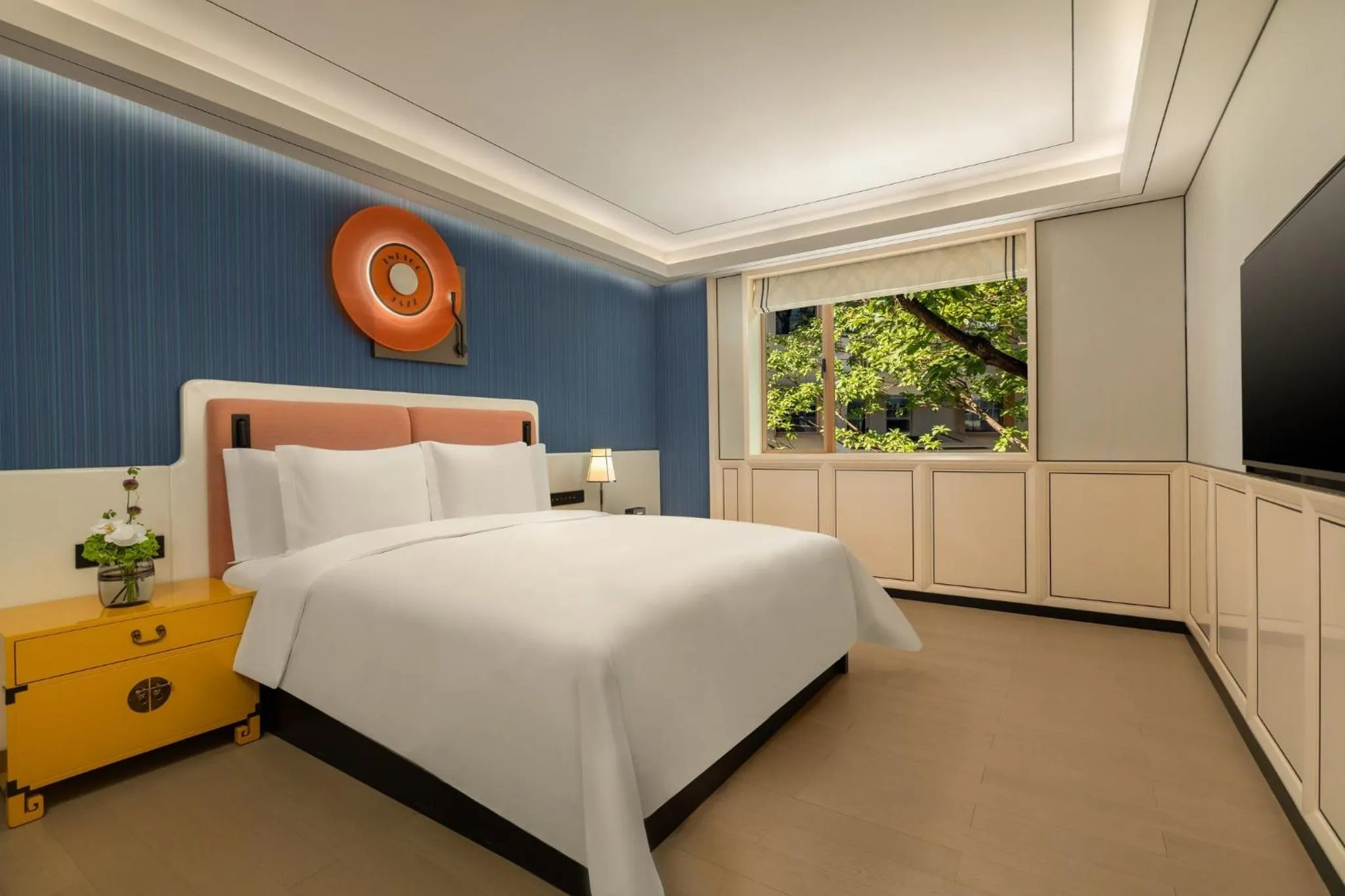 Photo of the whole room, Bed in Hotel Indigo Guangzhou Haixinsha by IHG
