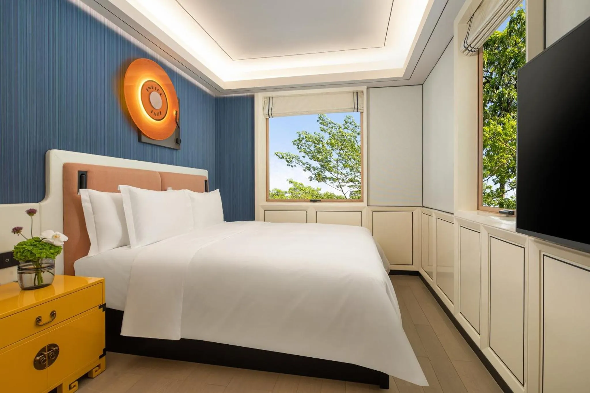 Photo of the whole room, Bed in Hotel Indigo Guangzhou Haixinsha by IHG