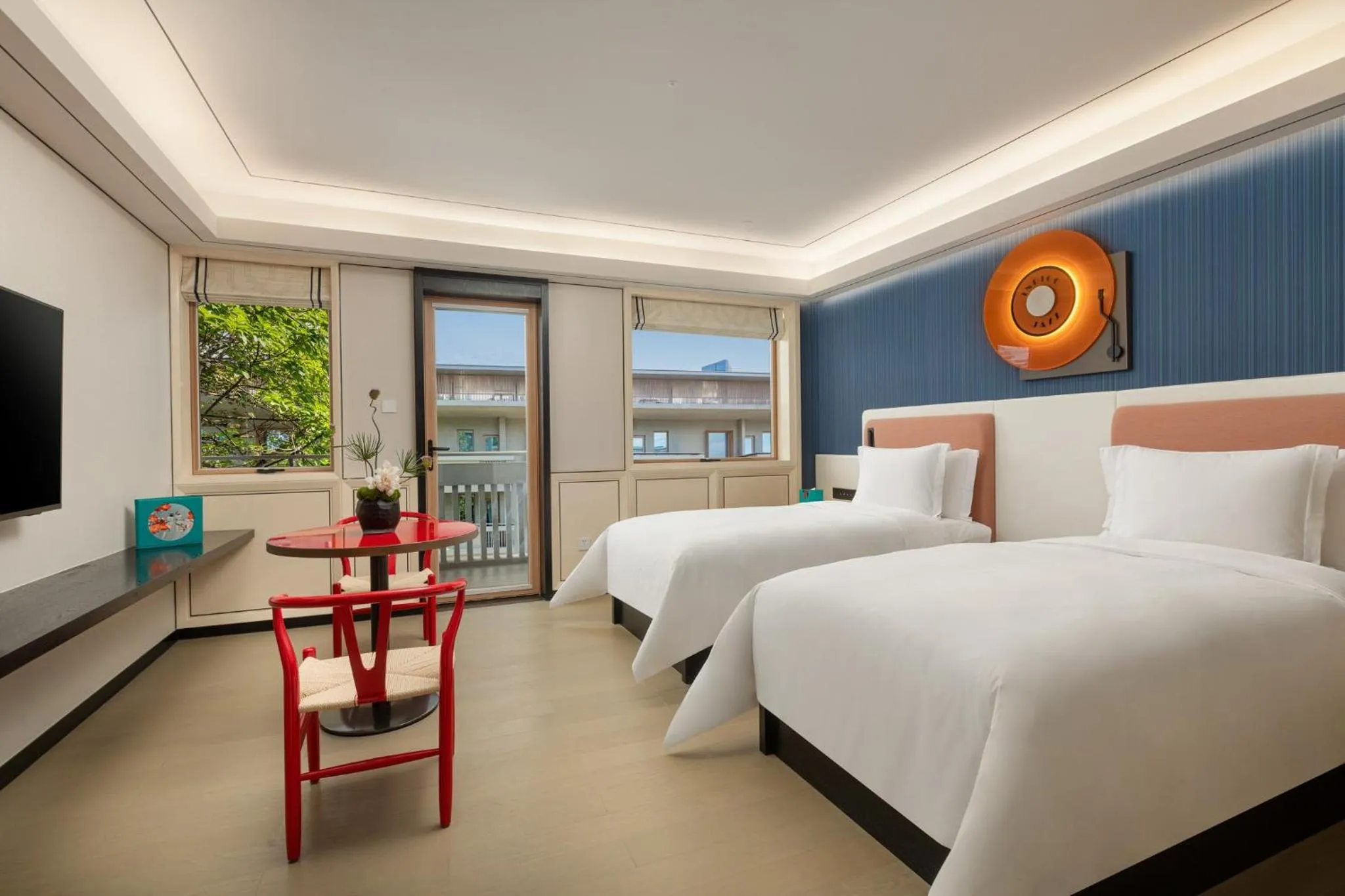Photo of the whole room, Bed in Hotel Indigo Guangzhou Haixinsha by IHG