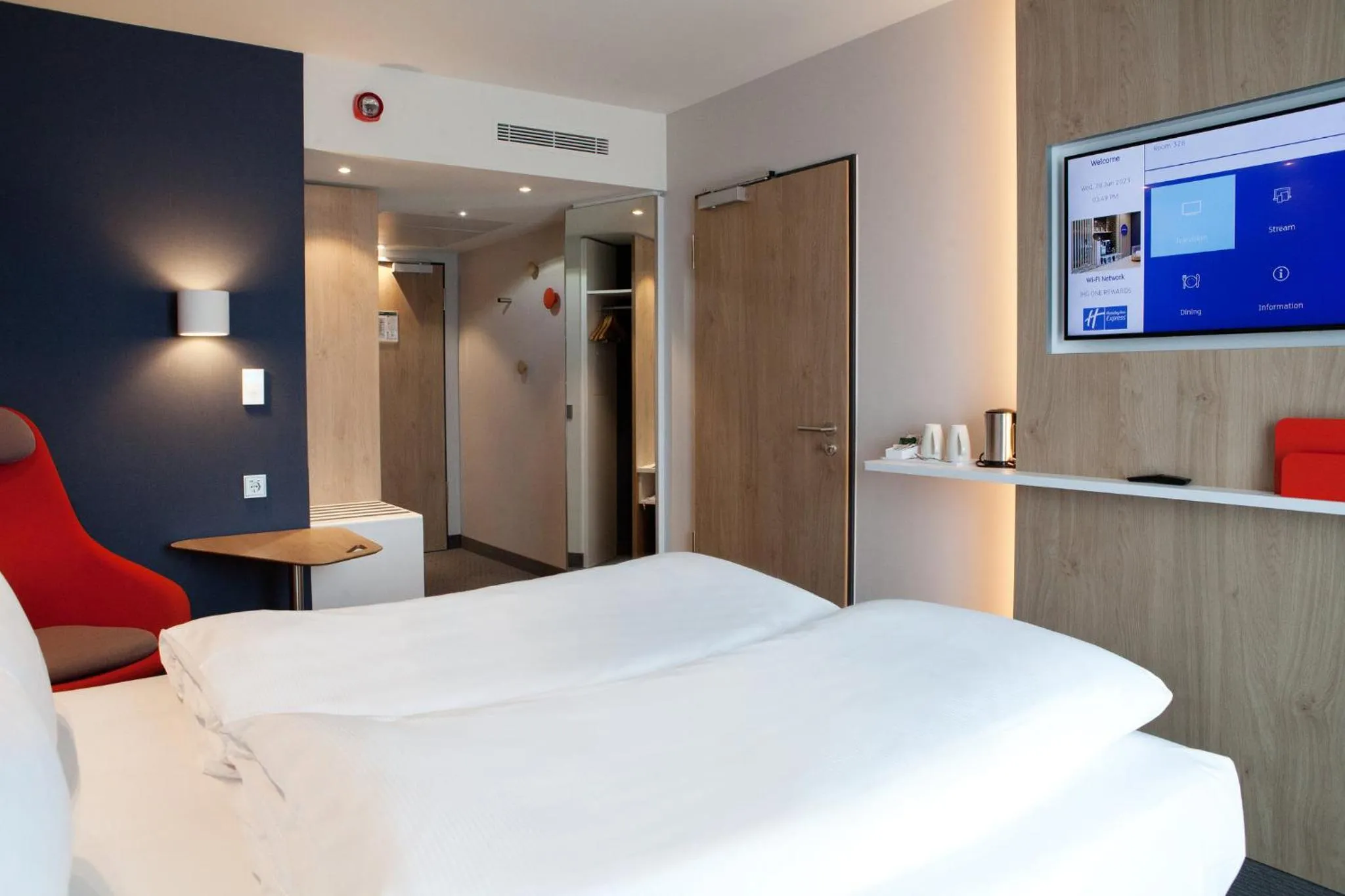 Photo of the whole room, Bed in Holiday Inn Express Bochum by IHG