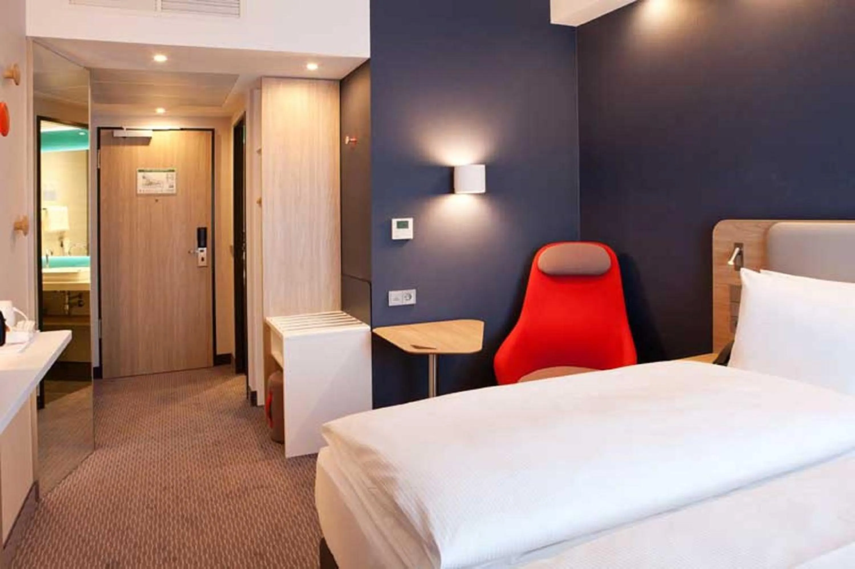 Photo of the whole room, Bed in Holiday Inn Express Bochum by IHG