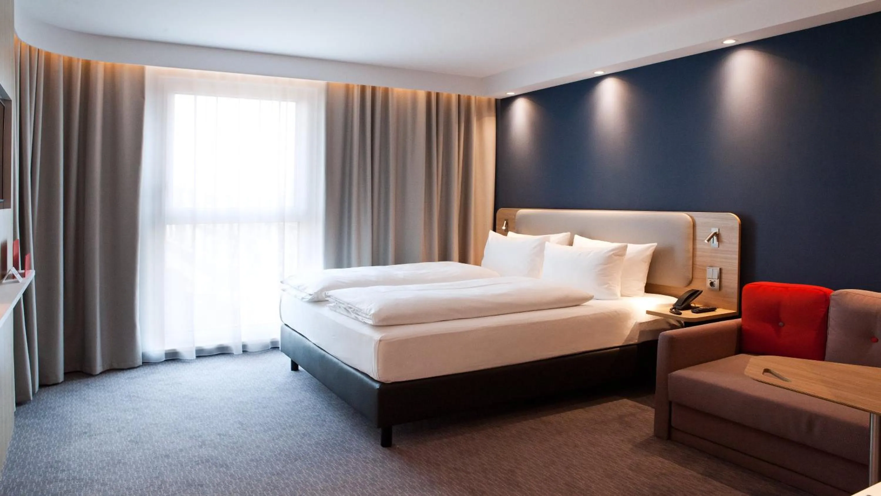 Photo of the whole room, Bed in Holiday Inn Express Bochum by IHG