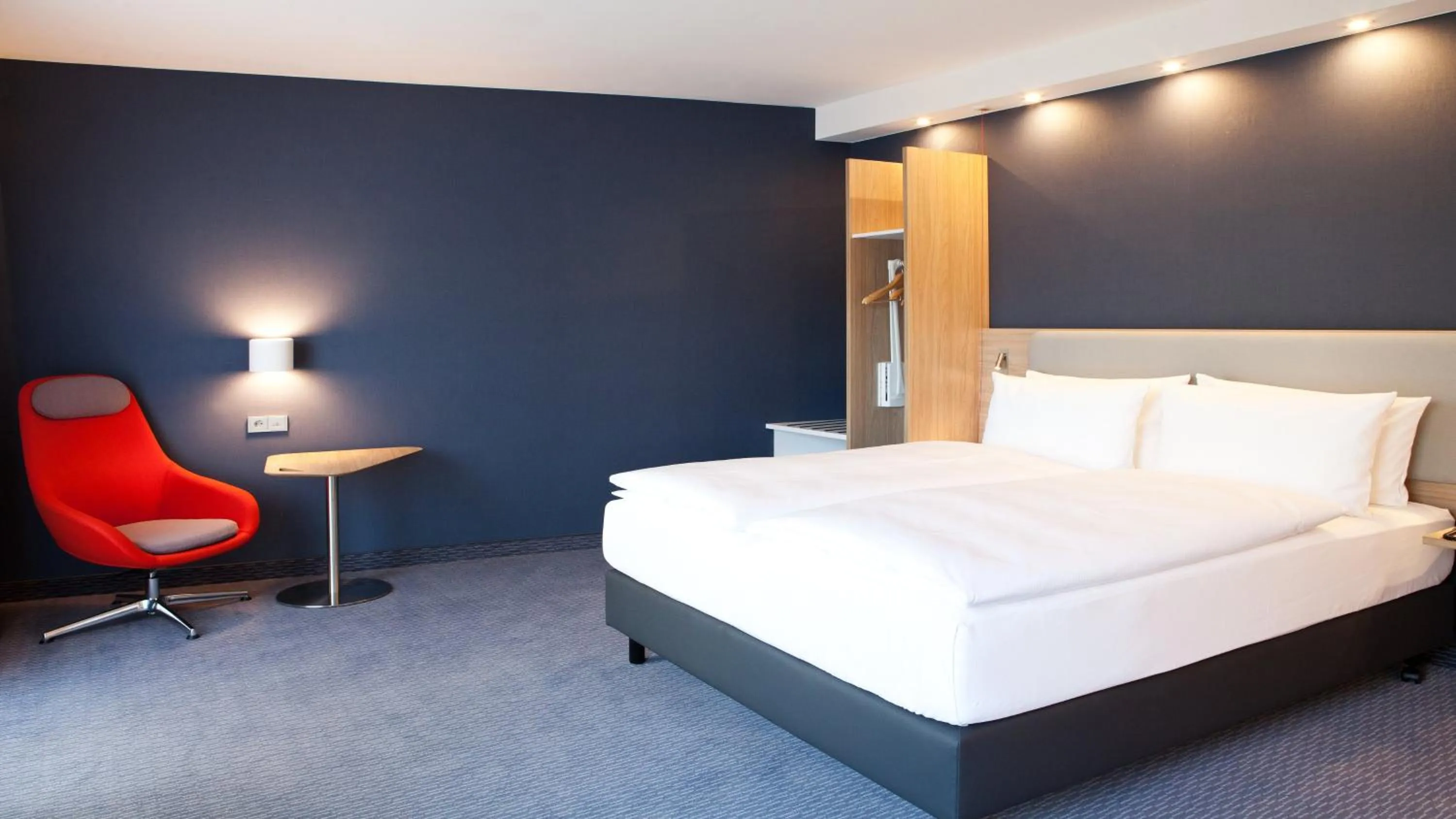 Photo of the whole room, Bed in Holiday Inn Express Bochum by IHG