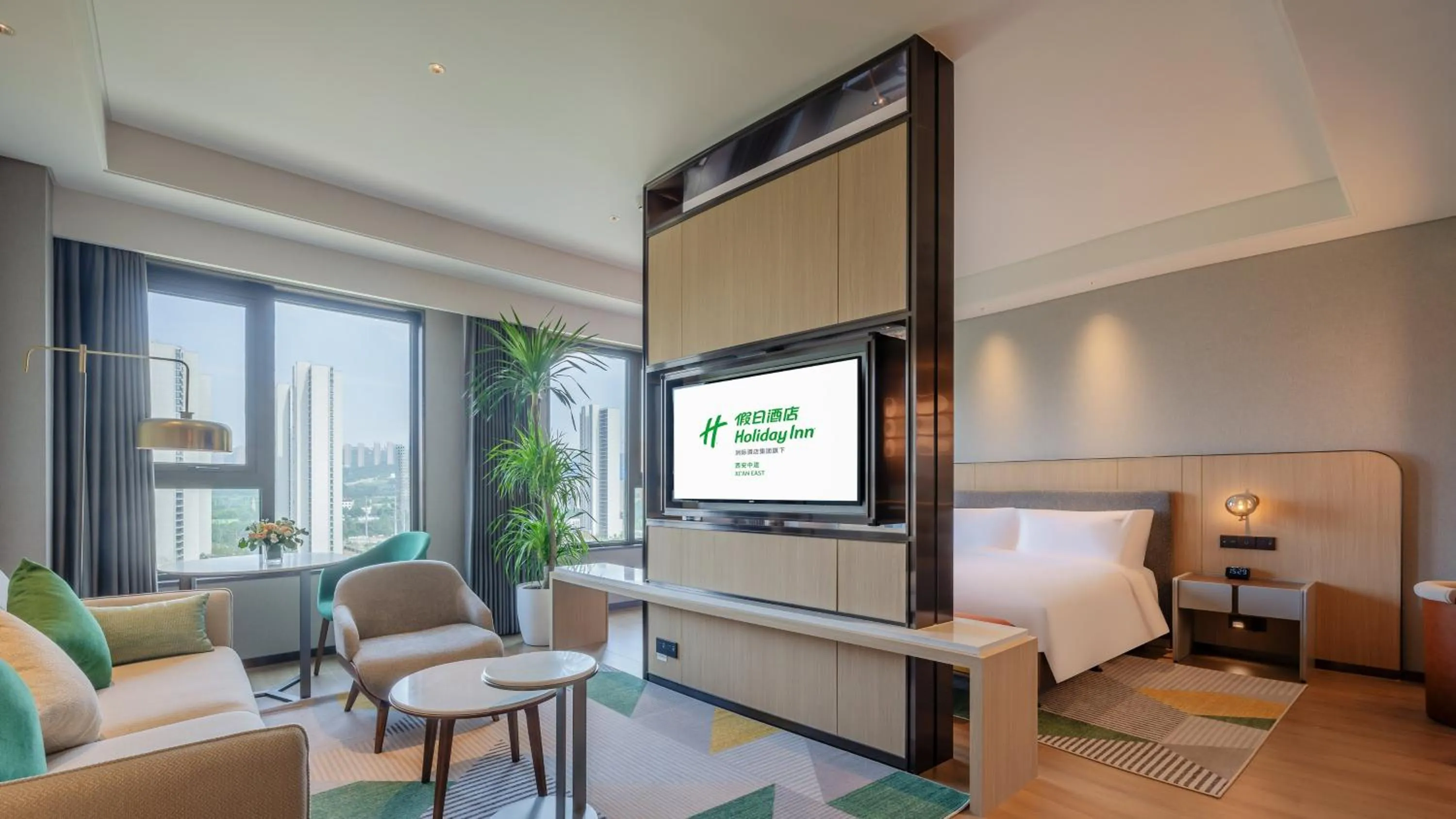 Photo of the whole room, Bed in Holiday Inn Xi'an East by IHG