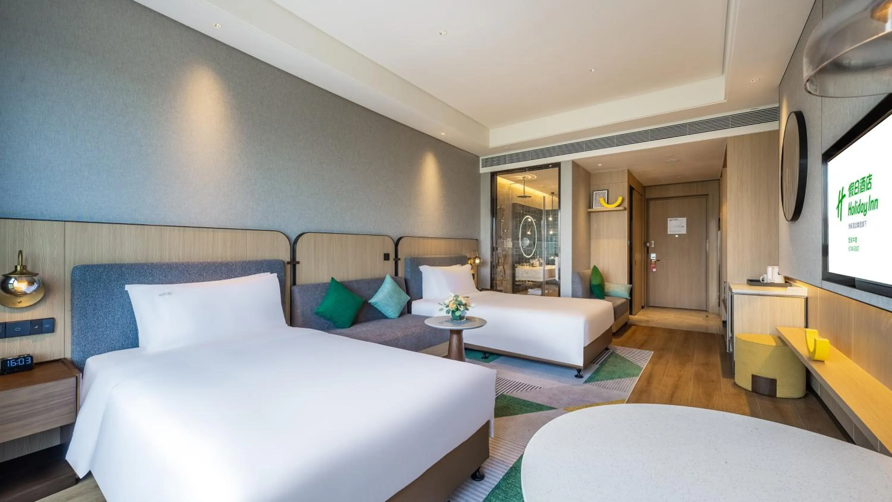 Photo of the whole room, Bed in Holiday Inn Xi'an East by IHG