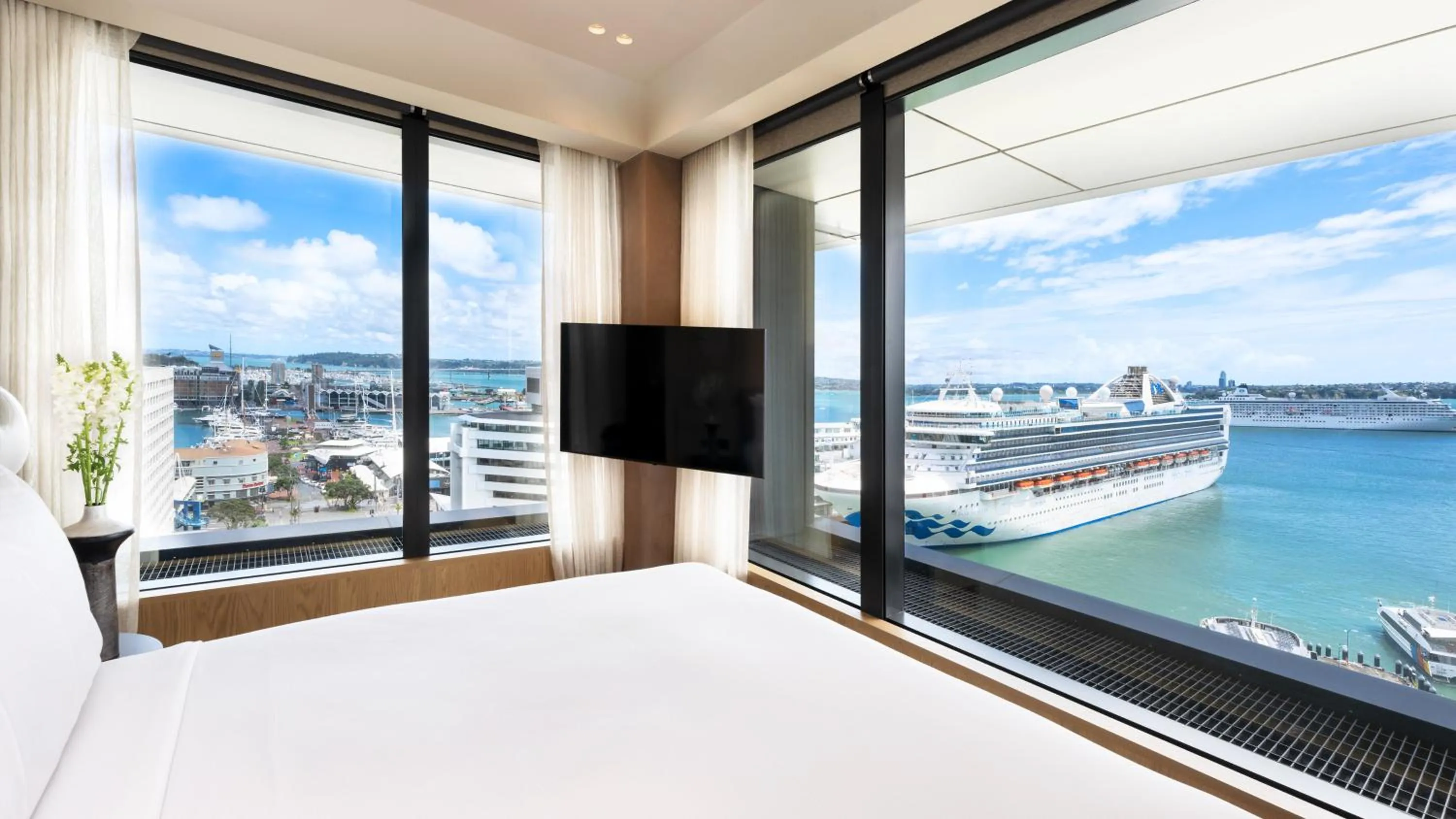 Photo of the whole room, Bed in InterContinental Auckland by IHG