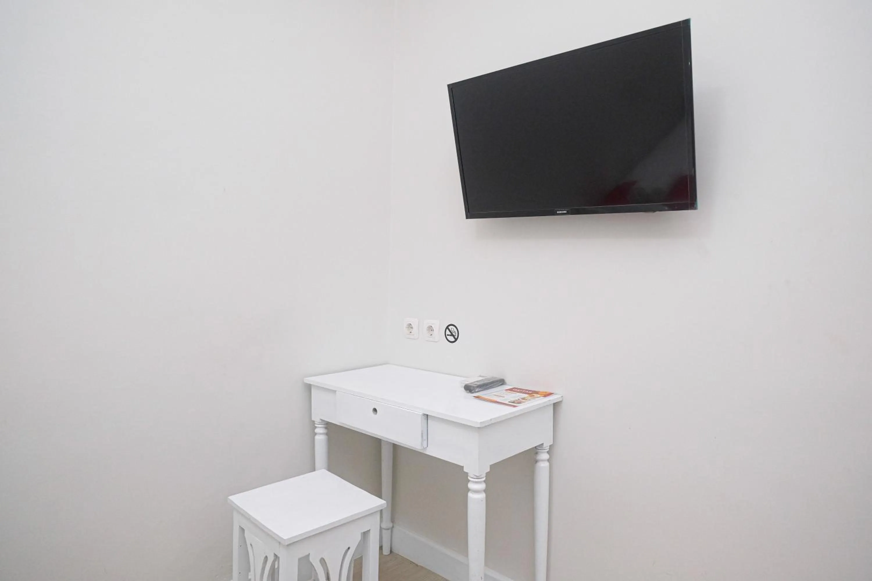 TV and multimedia in RedDoorz Plus @ Harmonie Cepu Blora