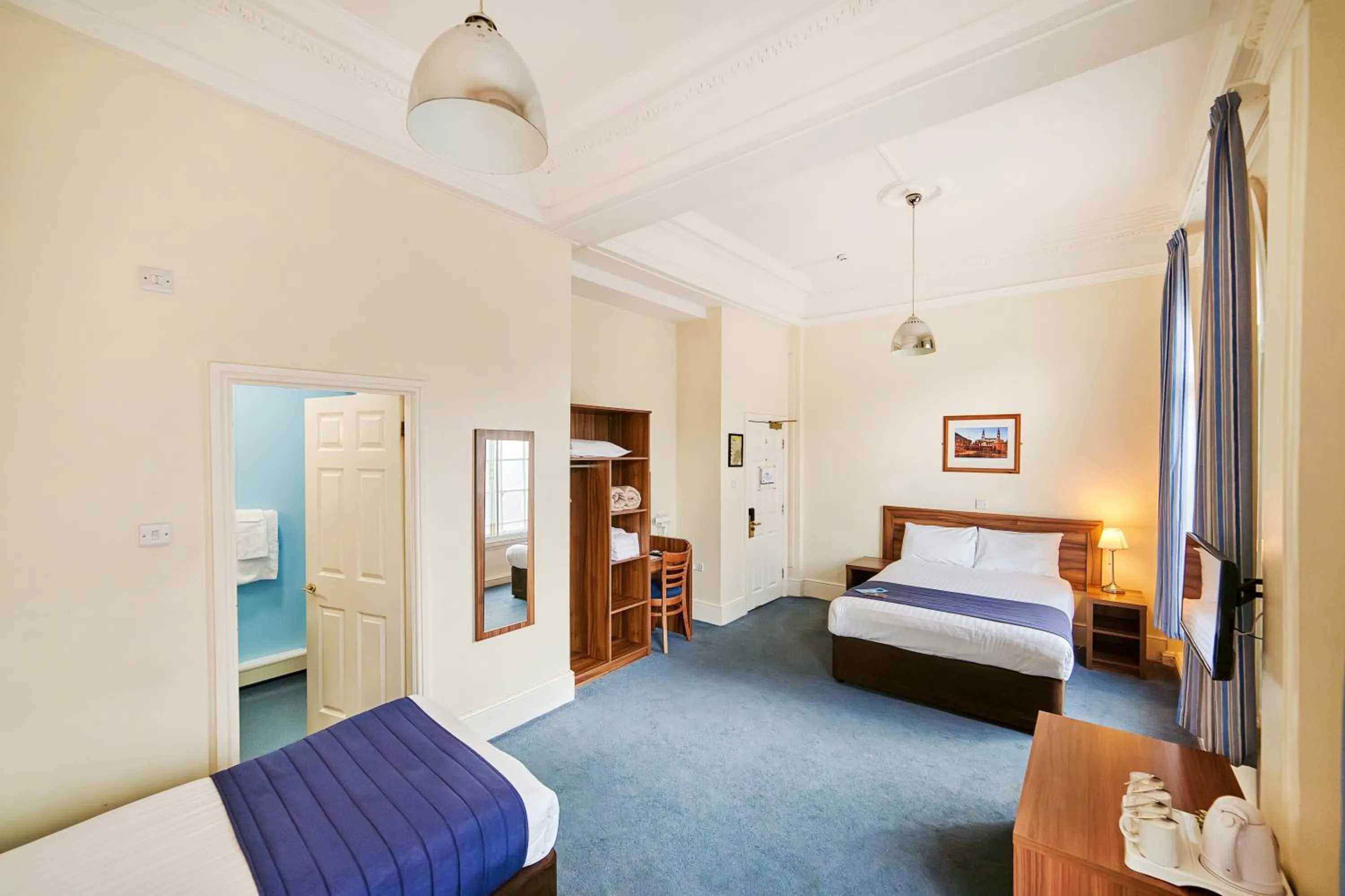 Bed in Discovery Inn - Leeds